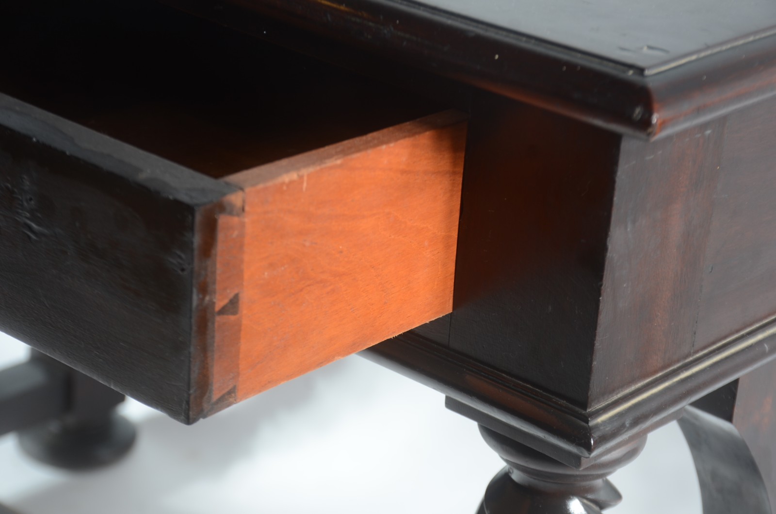 Mesa de madeira nobre, tampo retangular com duas gavetas, apoio em... - foto 3 de 6