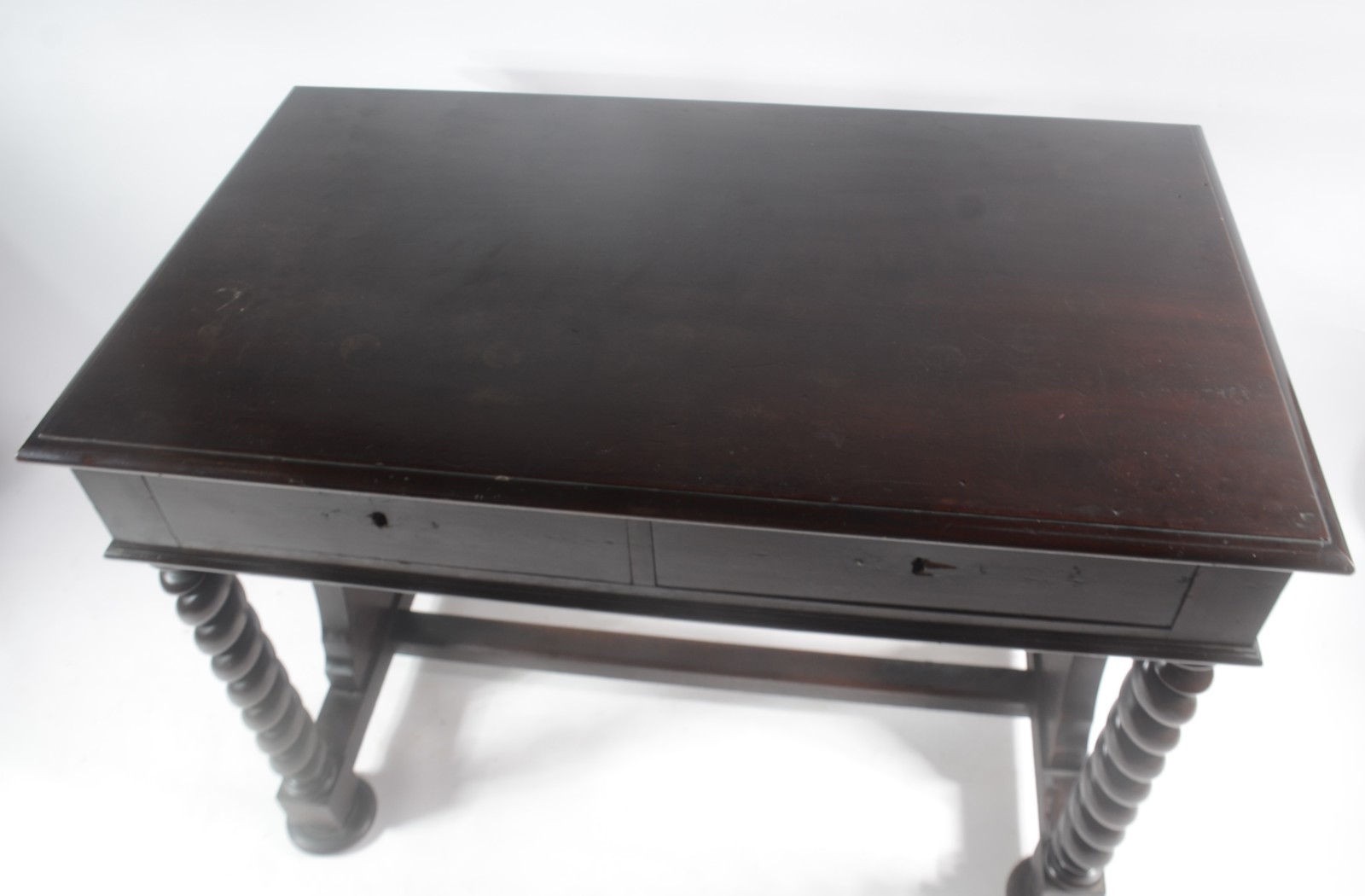 Mesa de madeira nobre, tampo retangular com duas gavetas, apoio em... - foto 5 de 6