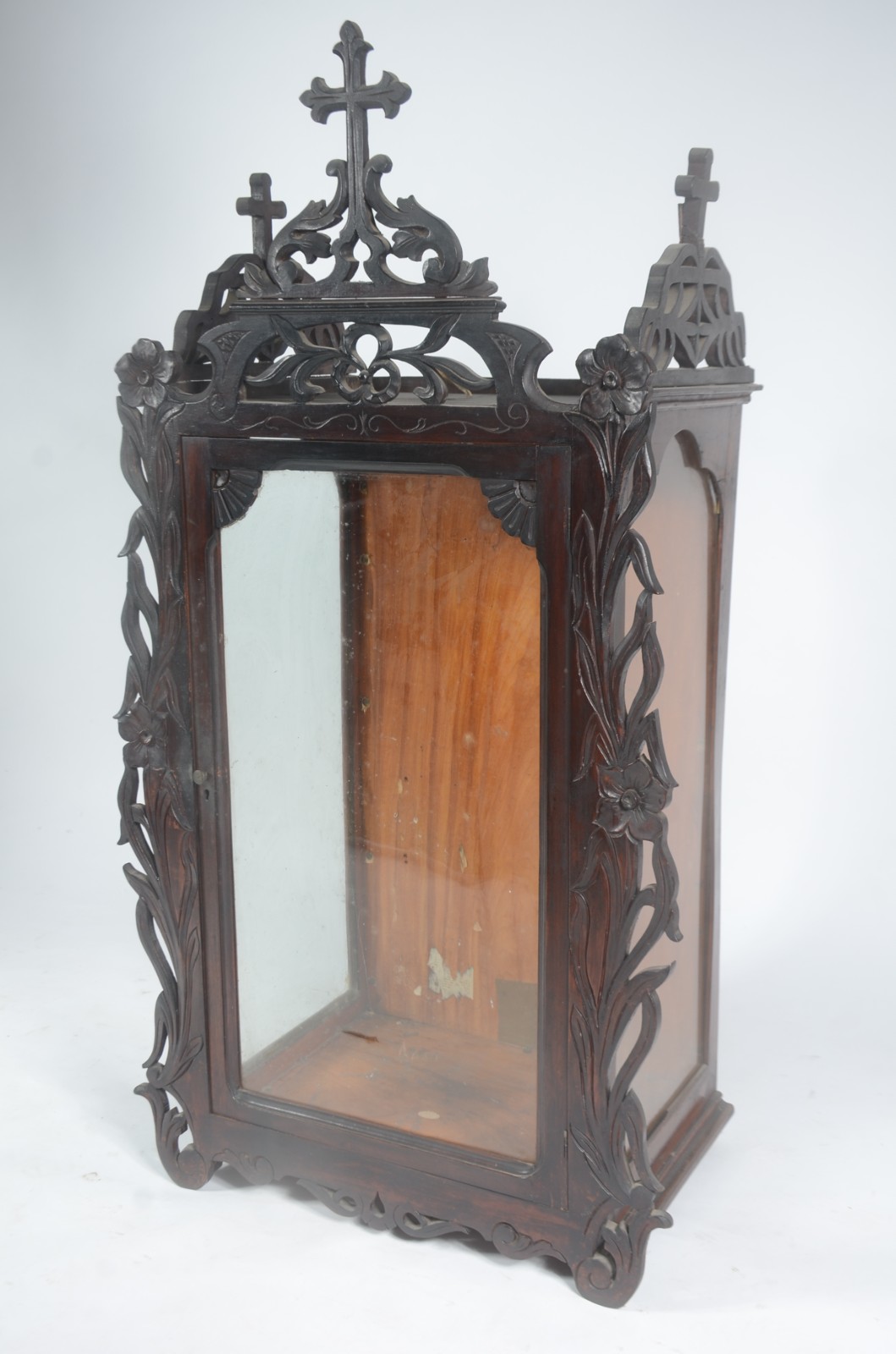 Oratório de madeira nobre, porta e laterais de vidro circundados por... - foto 1 de 11