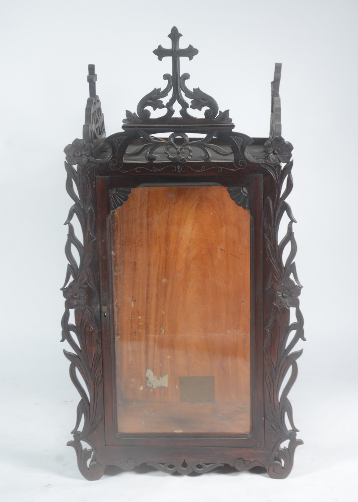 Oratório de madeira nobre, porta e laterais de vidro circundados por... - foto 2 de 11