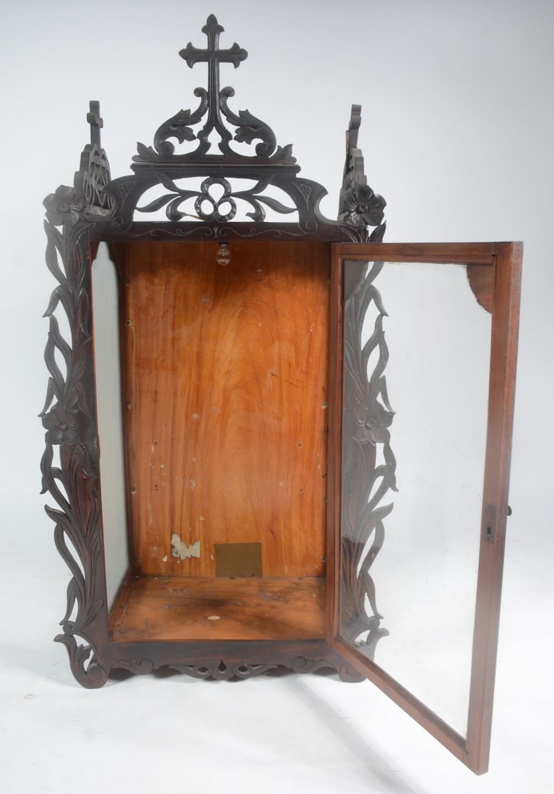 Oratório de madeira nobre, porta e laterais de vidro circundados por... - foto 6 de 11