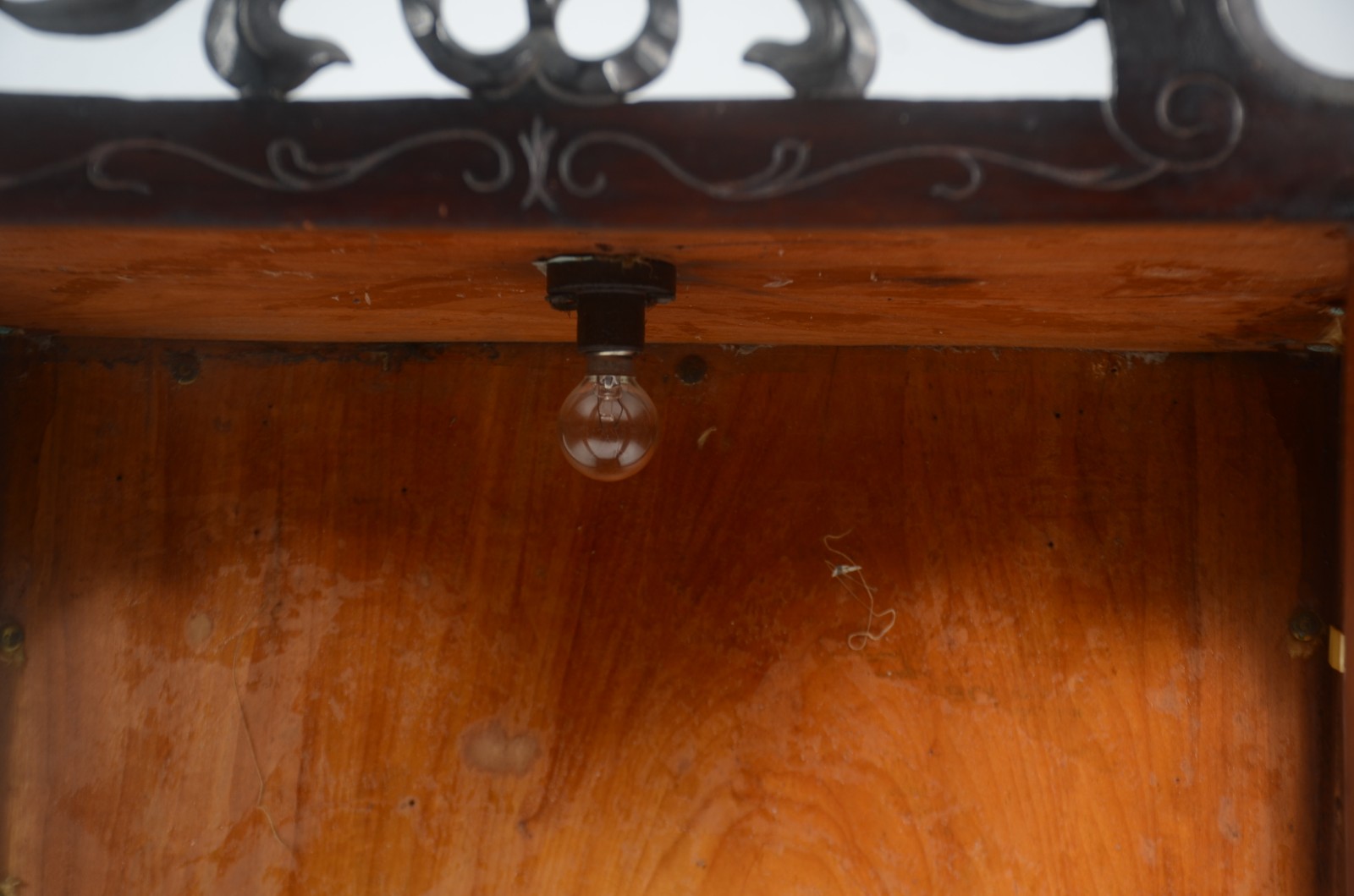 Oratório de madeira nobre, porta e laterais de vidro circundados por... - foto 7 de 11