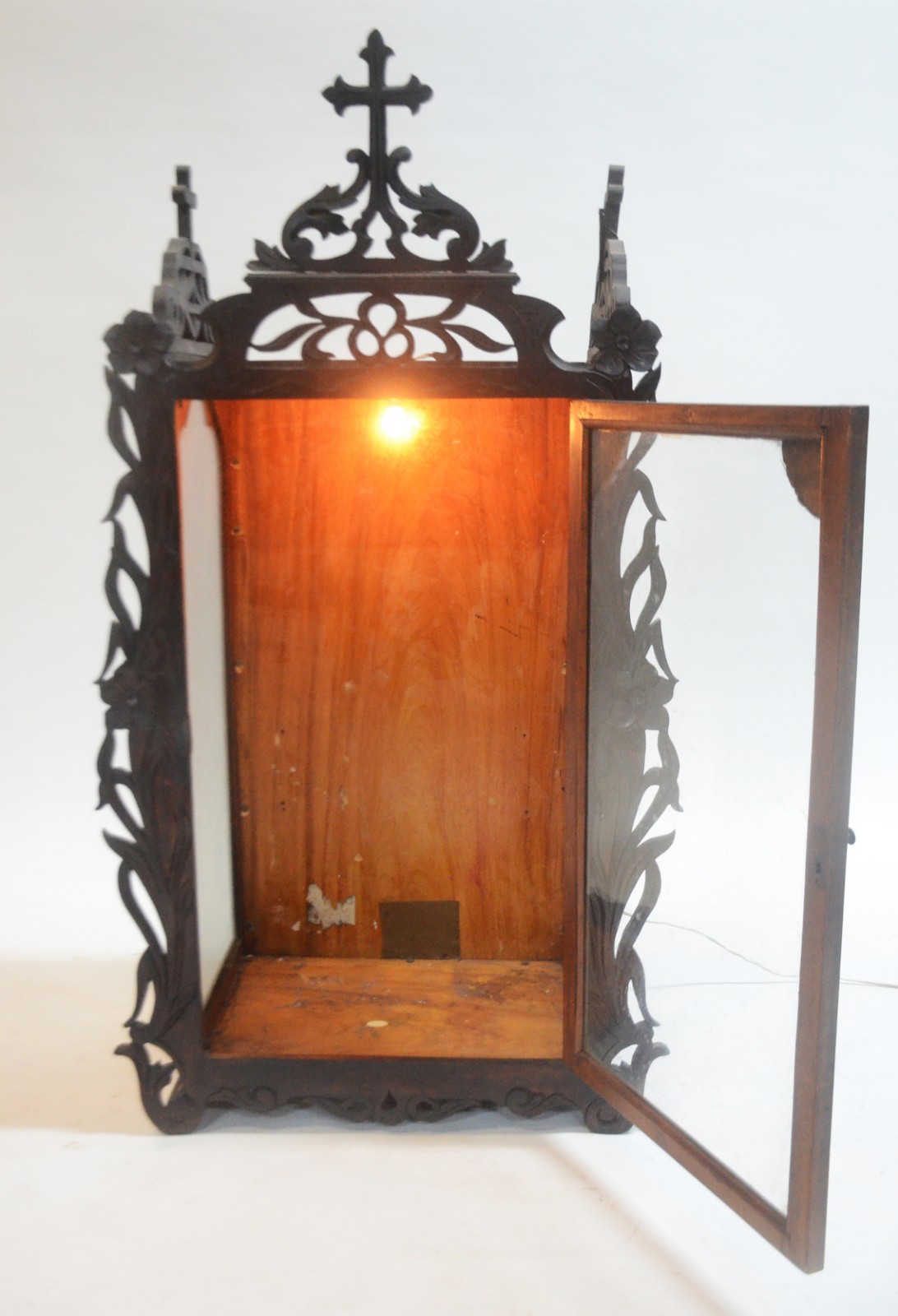 Oratório de madeira nobre, porta e laterais de vidro circundados por... - foto 8 de 11