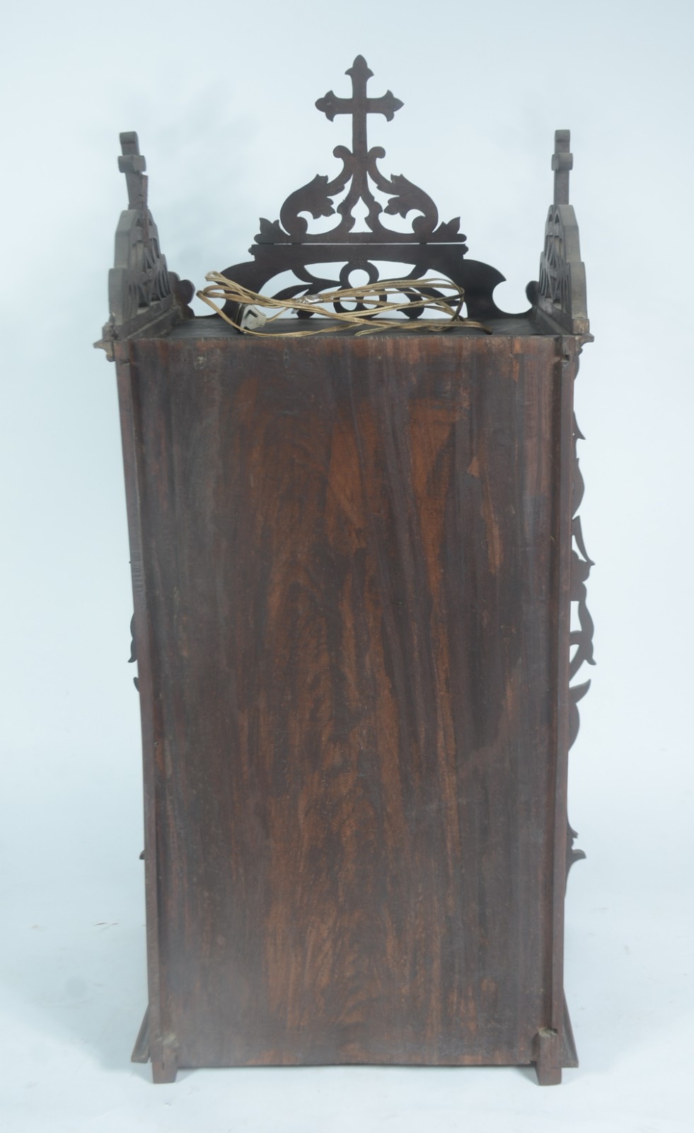 Oratório de madeira nobre, porta e laterais de vidro circundados por... - foto 9 de 11