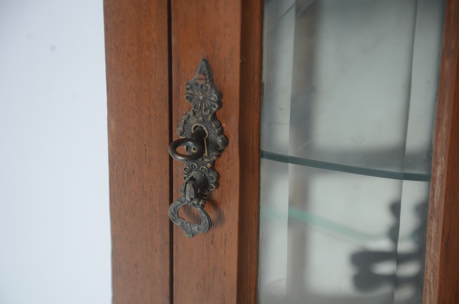 Vitrine de canto de madeira nobre clara, porta com vidro bisotado... - foto 3 de 10