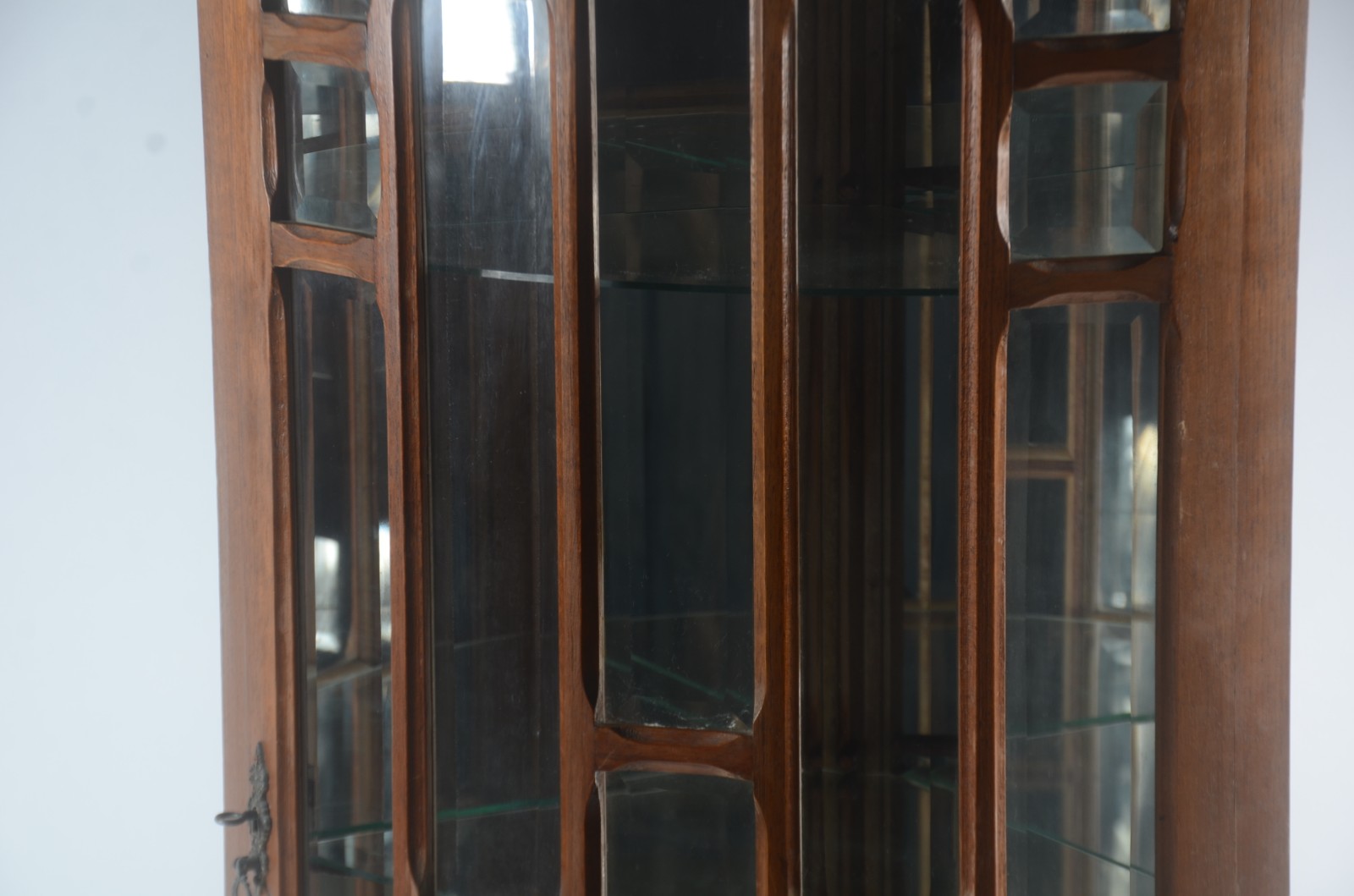 Vitrine de canto de madeira nobre clara, porta com vidro bisotado... - foto 4 de 10