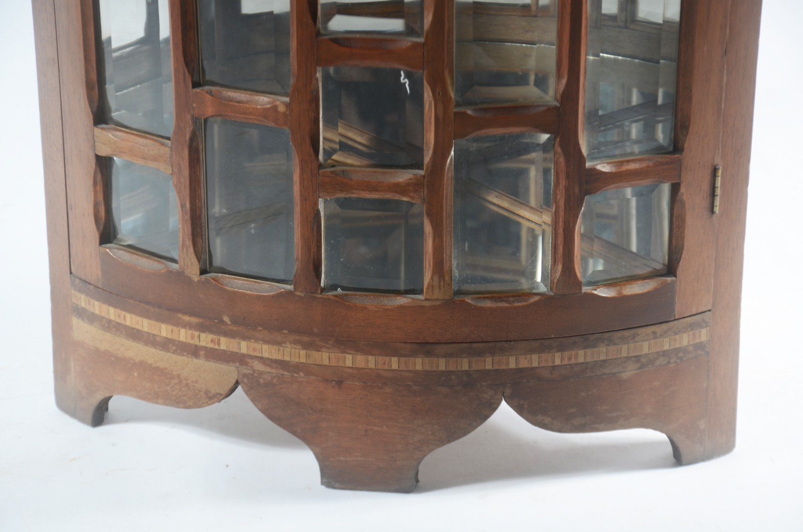 Vitrine de canto de madeira nobre clara, porta com vidro bisotado... - foto 5 de 10