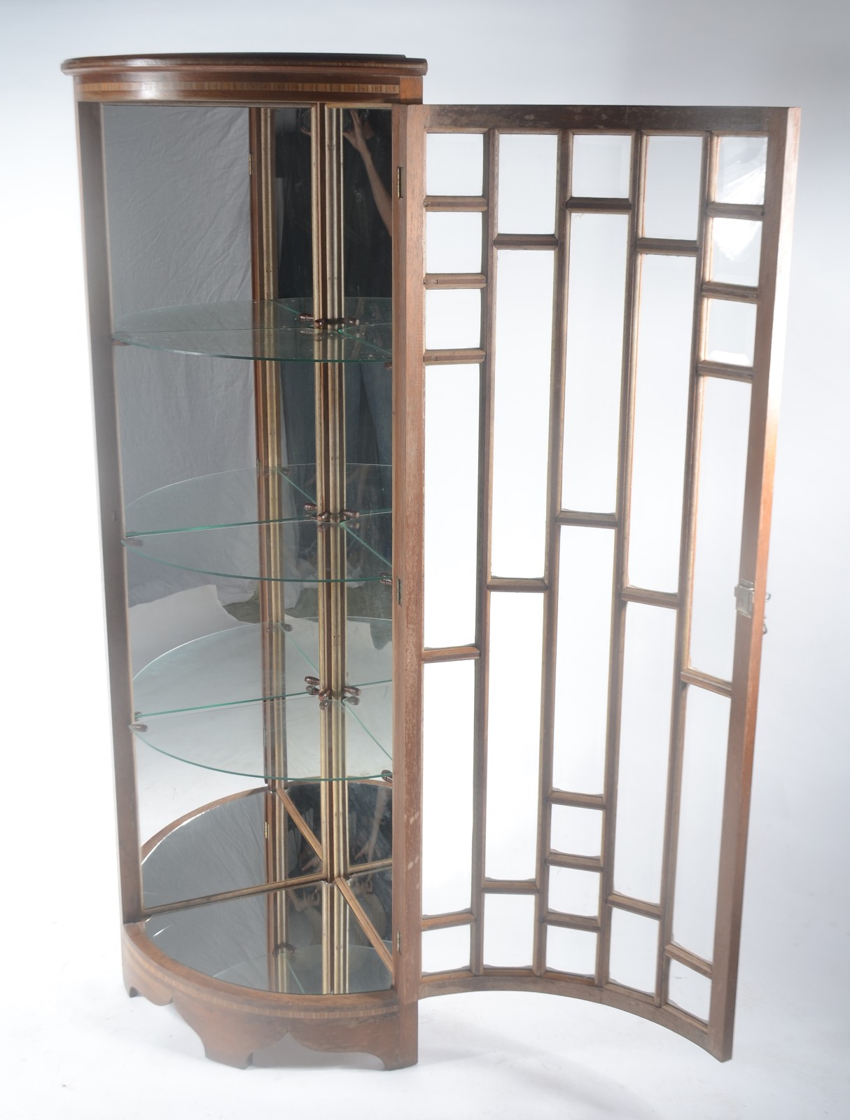 Vitrine de canto de madeira nobre clara, porta com vidro bisotado... - foto 7 de 10