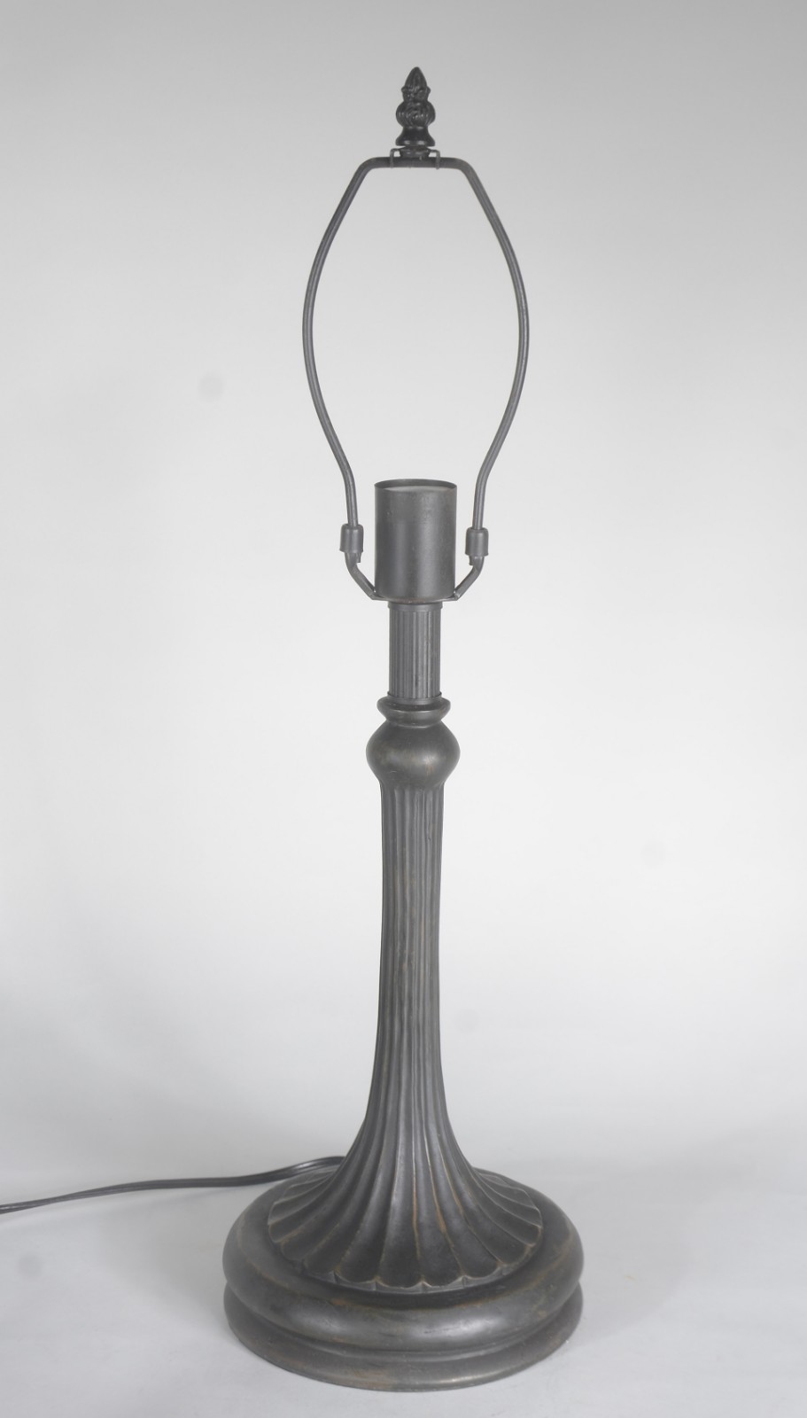 Abatjour estilo Tiffanys com base de metal e cúpula em placas de... - foto 2 de 8