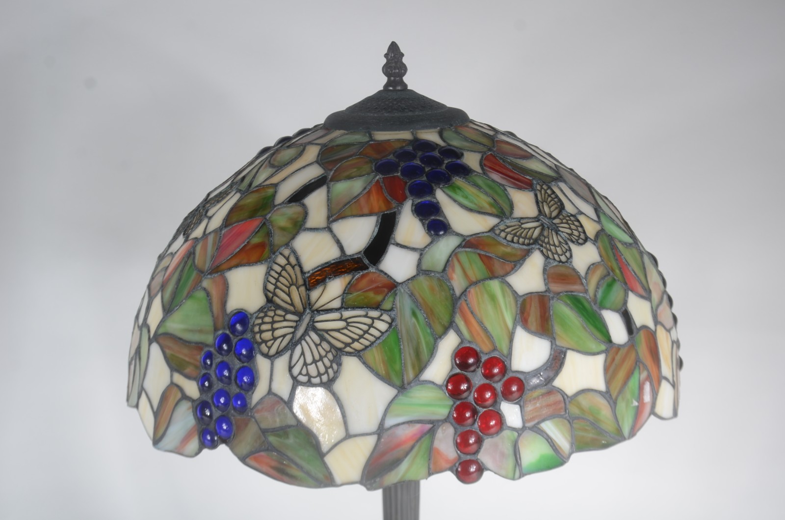 Abatjour estilo Tiffanys com base de metal e cúpula em placas de... - foto 2 de 8