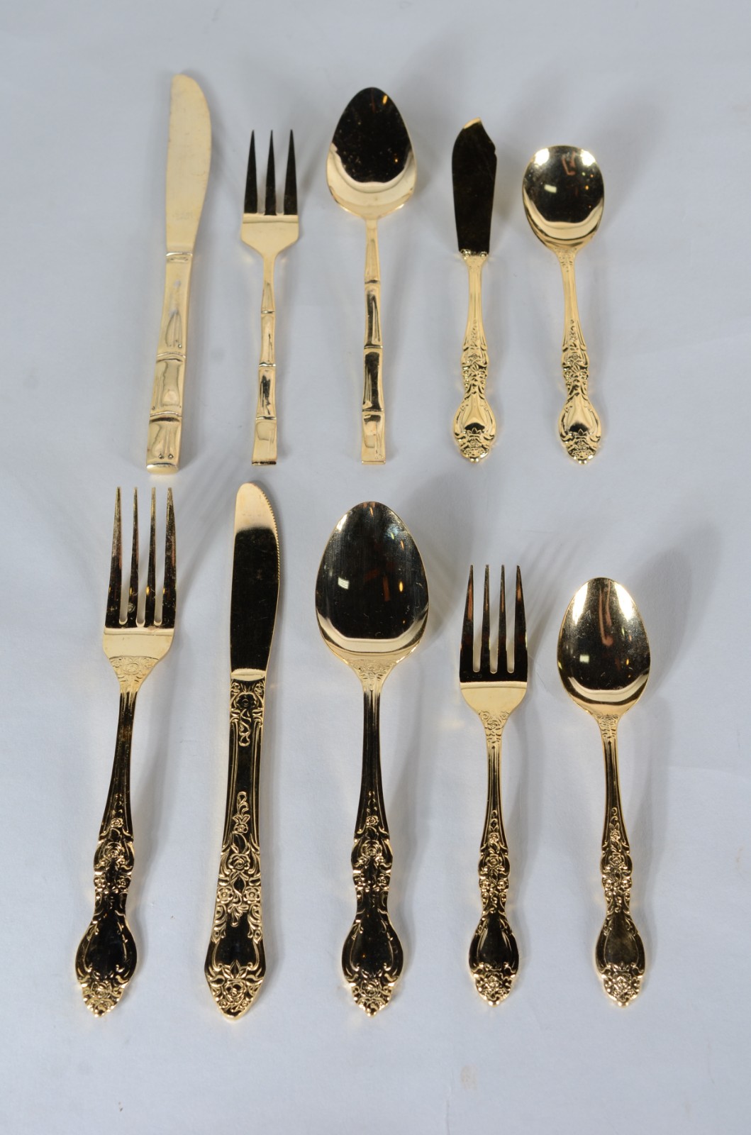 Faqueiro de metal dourado, composto de: 8 facas, 7 garfos, 12... - foto 1 de 6