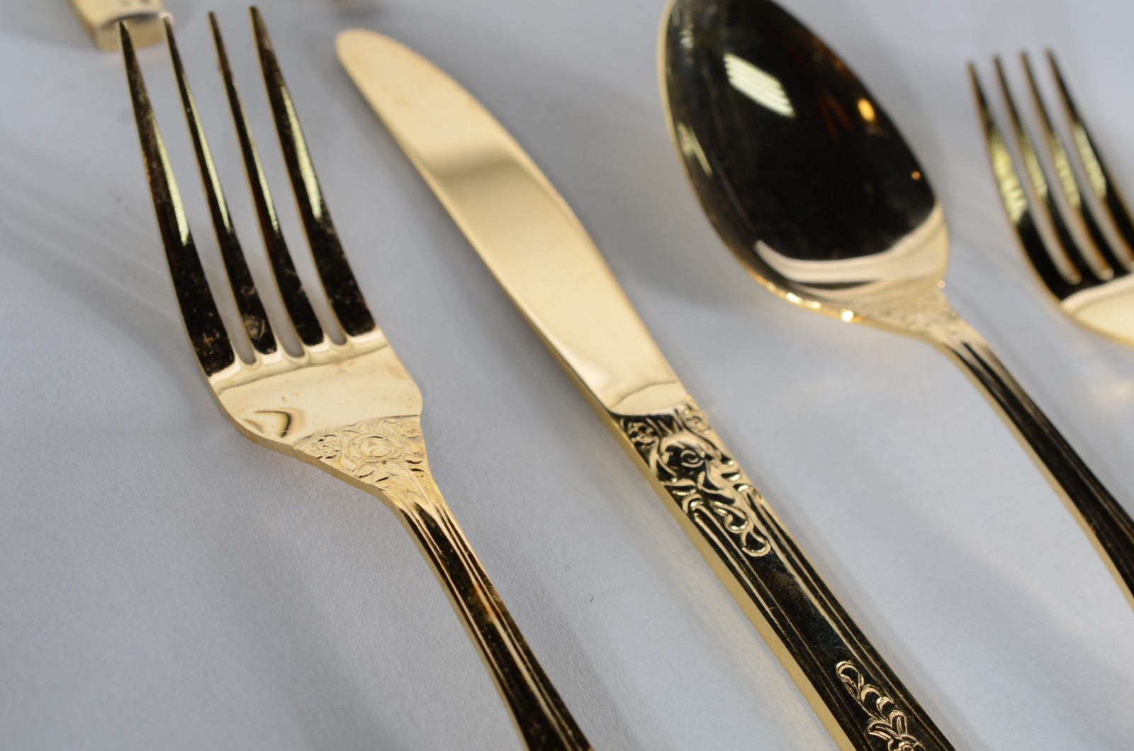 Faqueiro de metal dourado, composto de: 8 facas, 7 garfos, 12... - foto 2 de 6