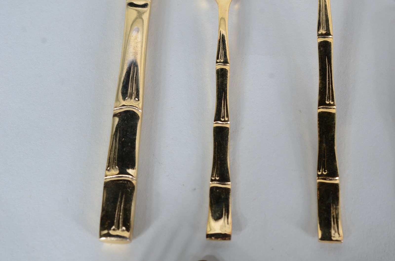 Faqueiro de metal dourado, composto de: 8 facas, 7 garfos, 12... - foto 4 de 6