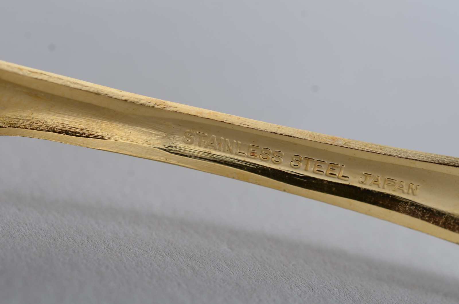 Faqueiro de metal dourado, composto de: 8 facas, 7 garfos, 12... - foto 6 de 6