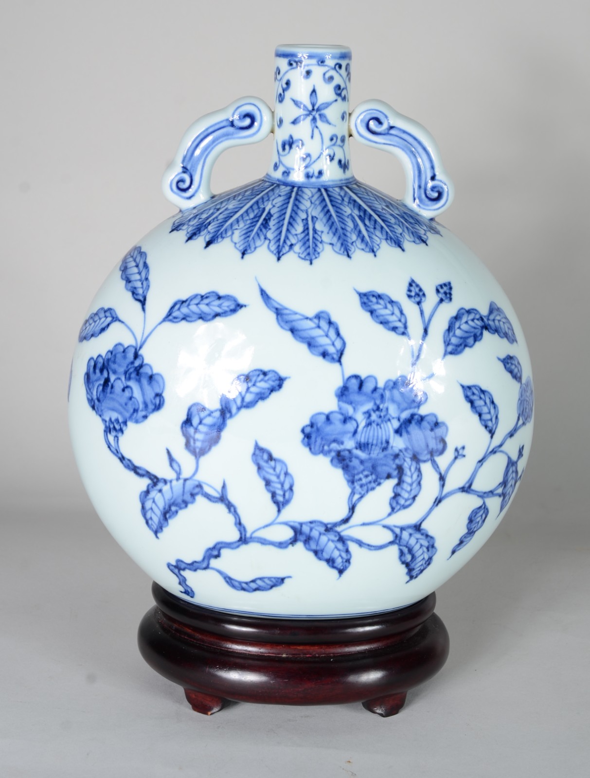 Ânfora de porcelana chinesa azul e branca, base de madeira. - foto 1 de 11