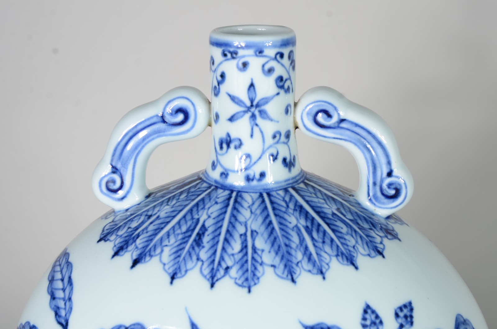 Ânfora de porcelana chinesa azul e branca, base de madeira. - foto 2 de 11