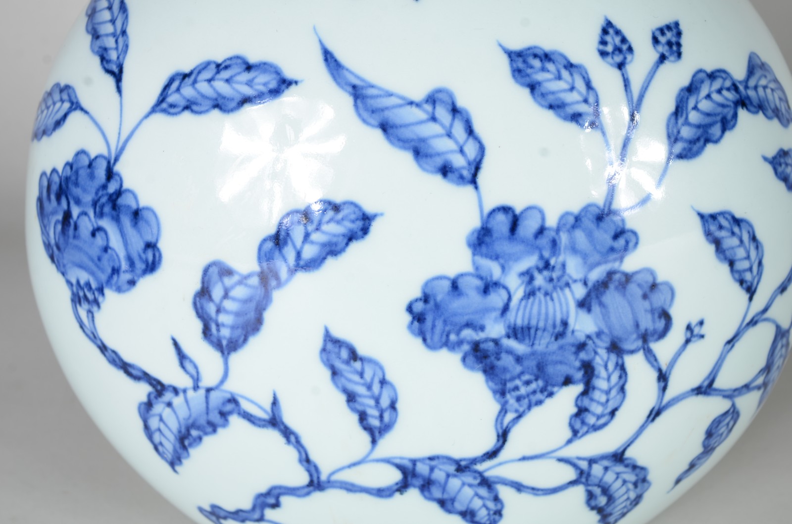 Ânfora de porcelana chinesa azul e branca, base de madeira. - foto 3 de 11