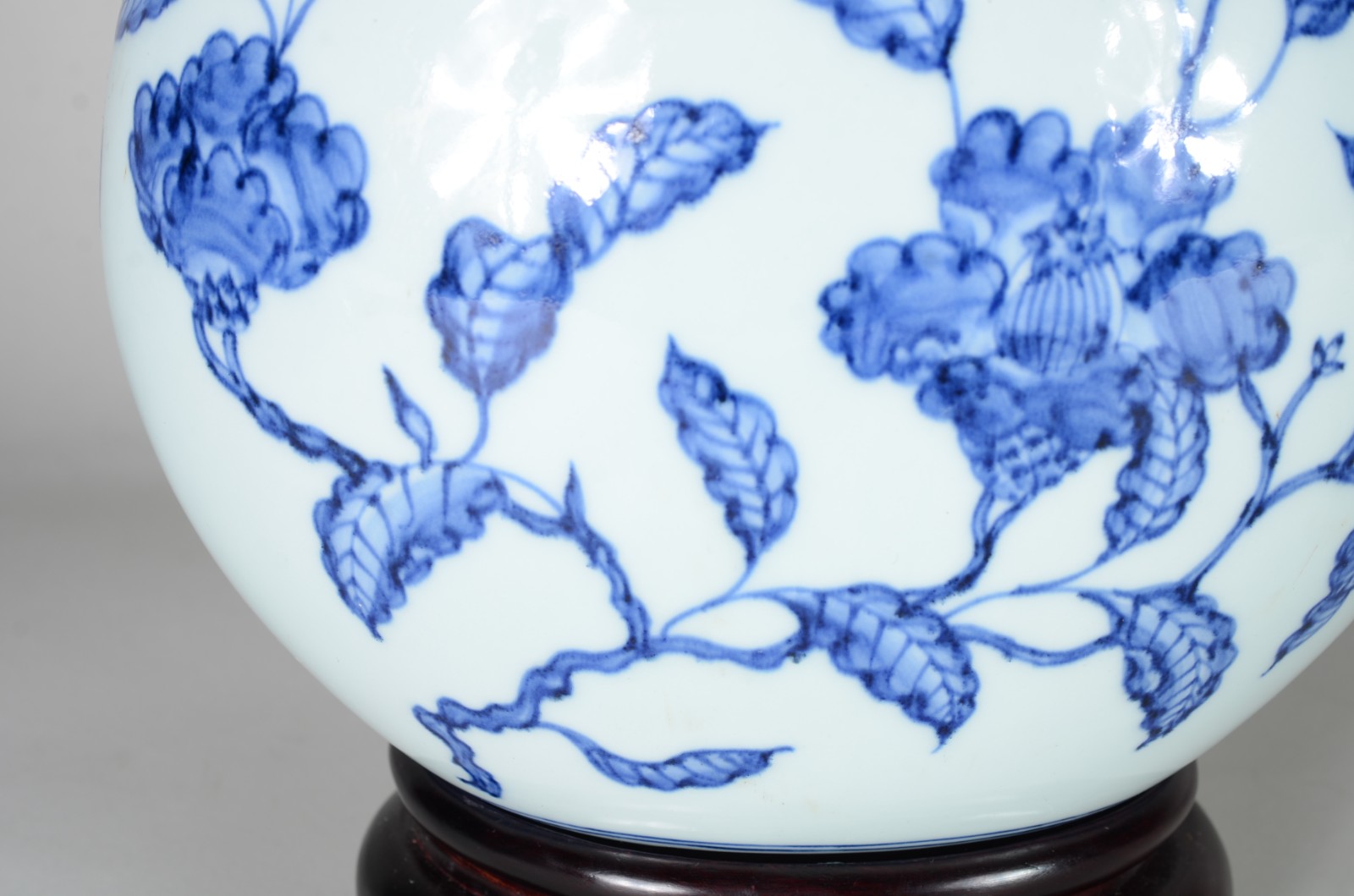 Ânfora de porcelana chinesa azul e branca, base de madeira. - foto 4 de 11
