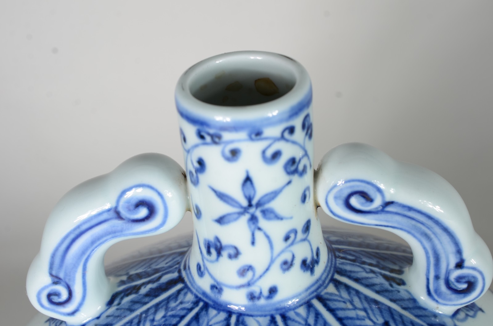 Ânfora de porcelana chinesa azul e branca, base de madeira. - foto 5 de 11