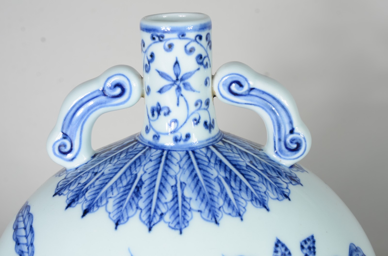 Ânfora de porcelana chinesa azul e branca, base de madeira. - foto 6 de 11