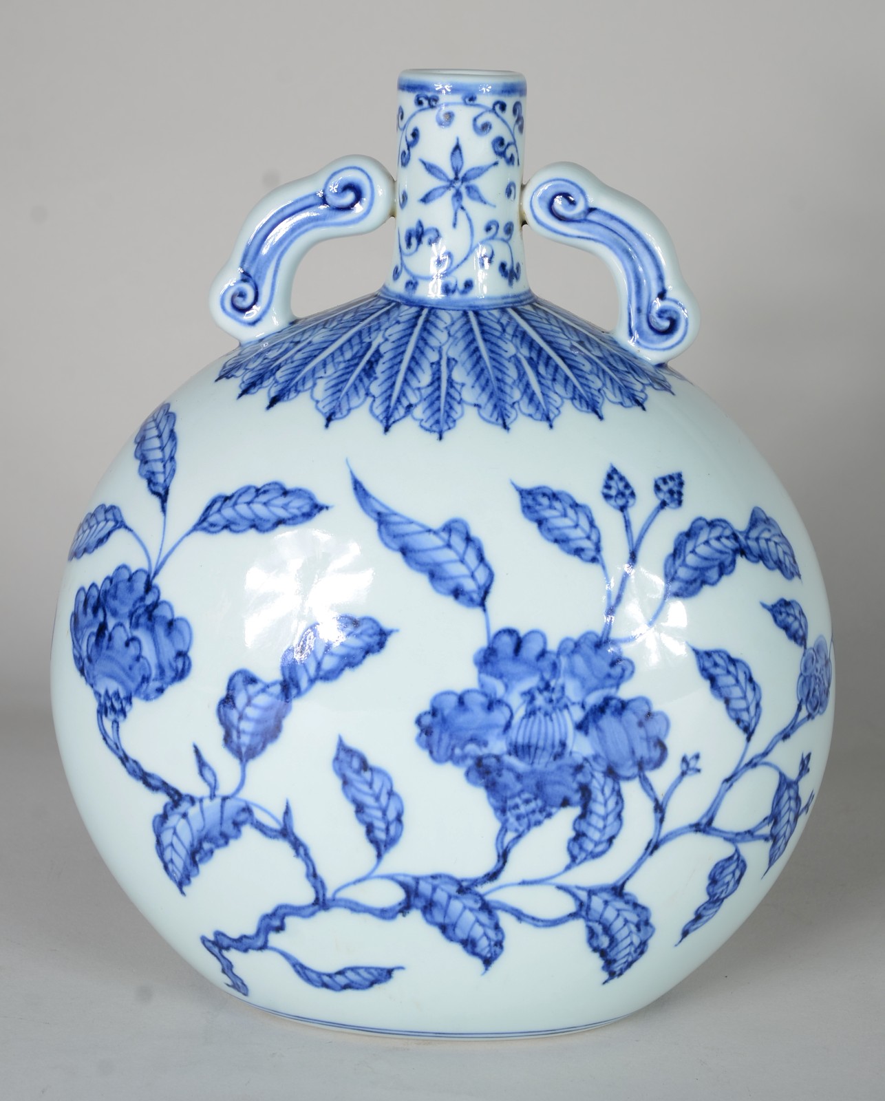 Ânfora de porcelana chinesa azul e branca, base de madeira. - foto 7 de 11