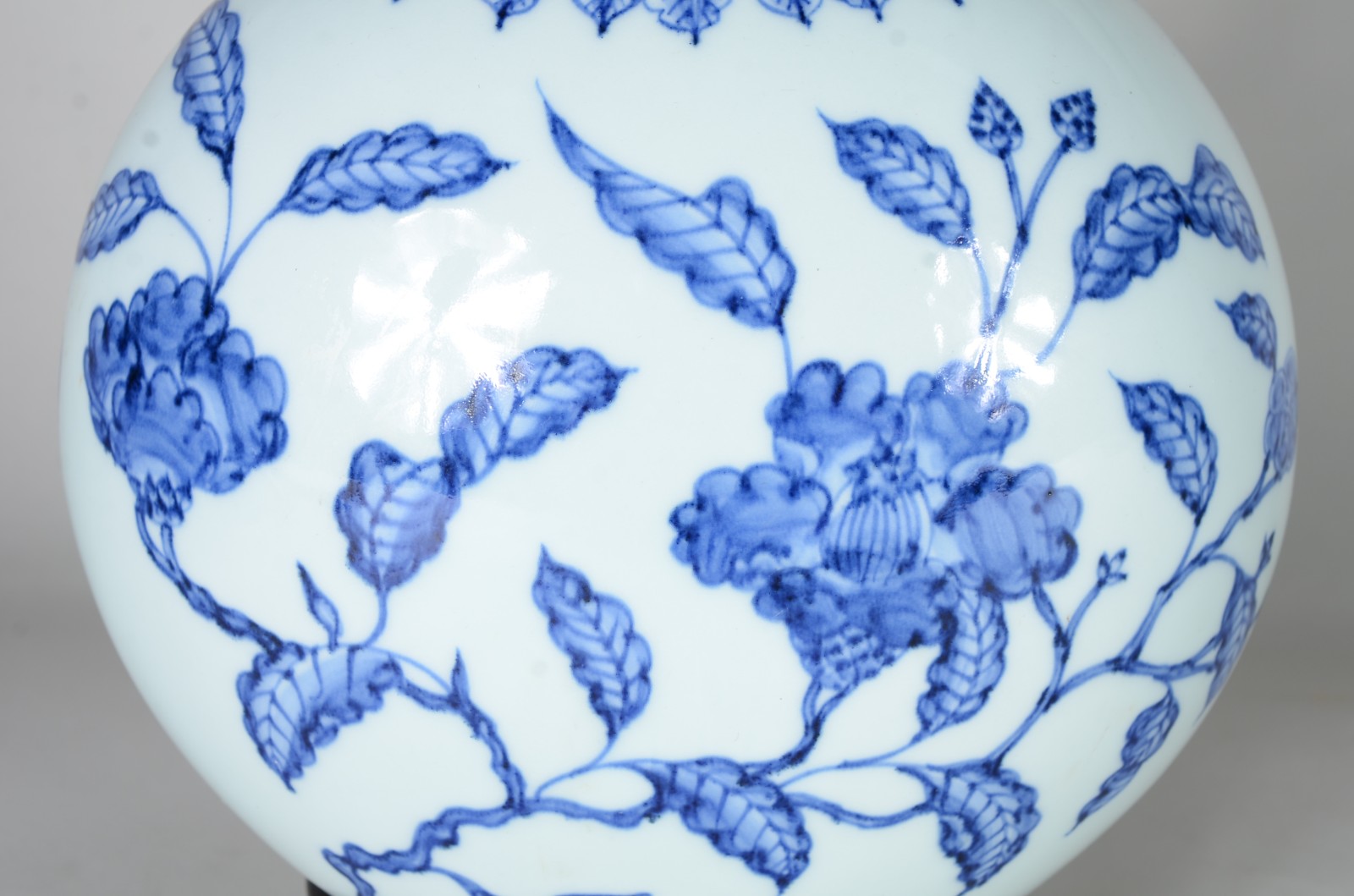 Ânfora de porcelana chinesa azul e branca, base de madeira. - foto 8 de 11