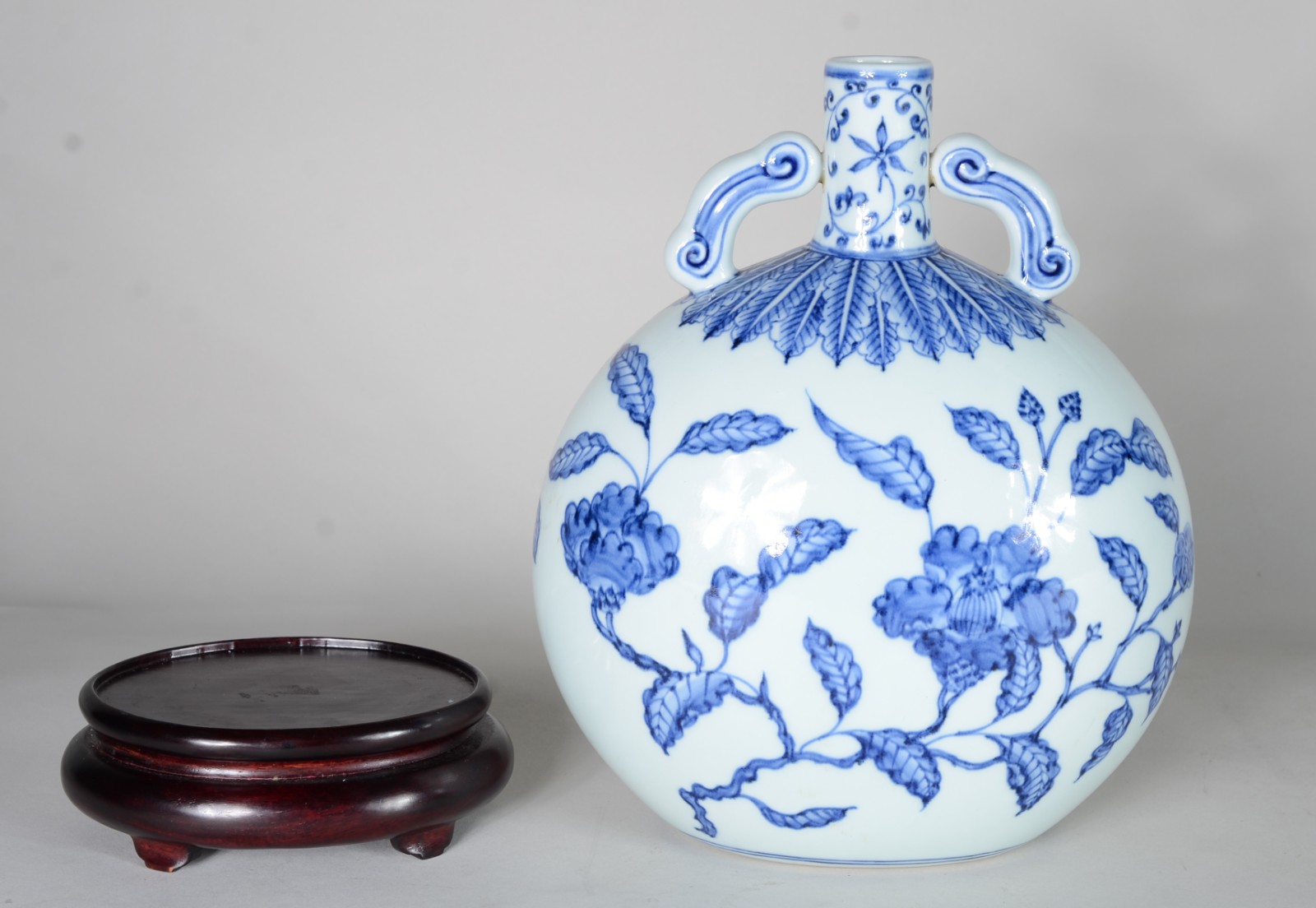 Ânfora de porcelana chinesa azul e branca, base de madeira. - foto 9 de 11