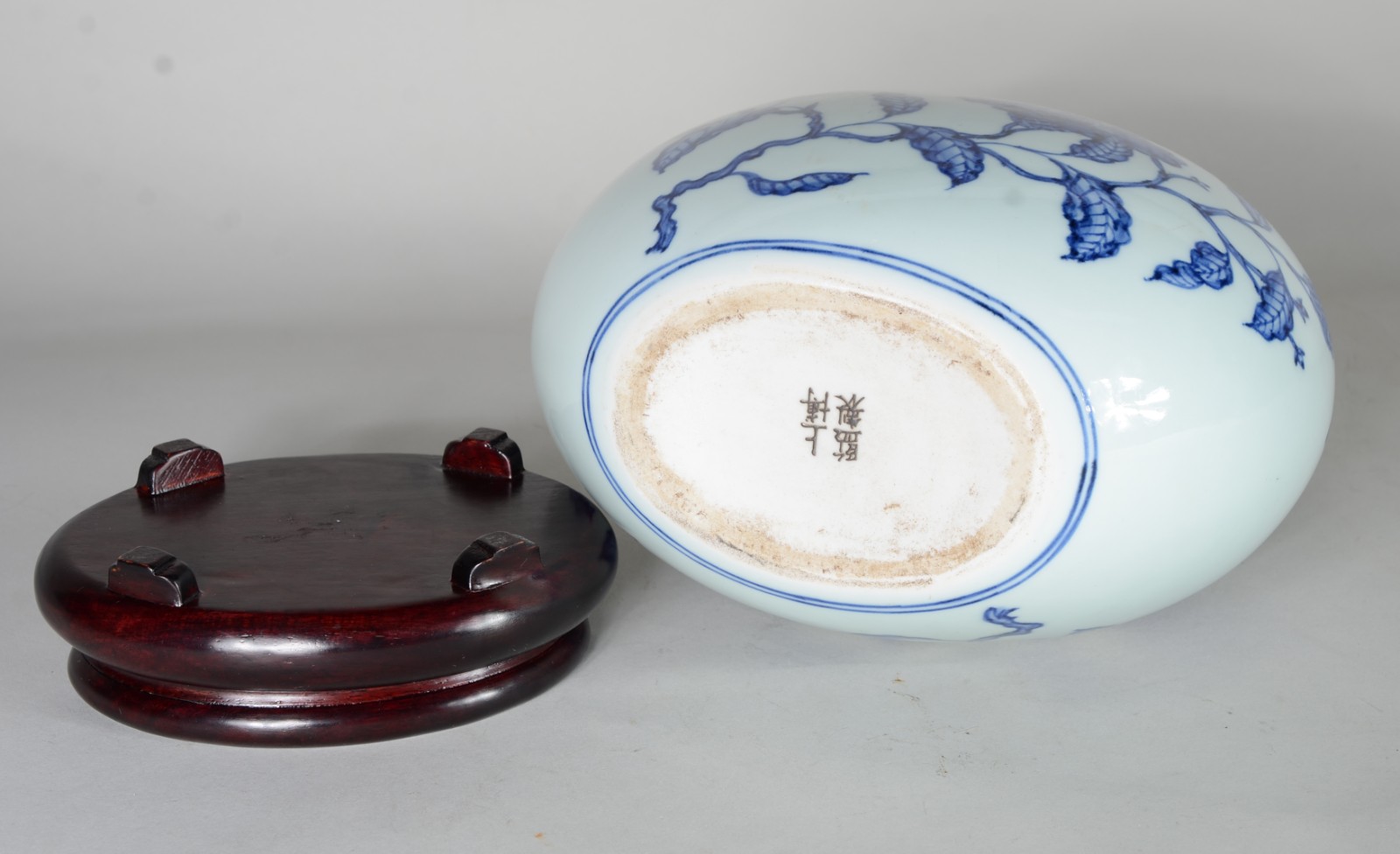 Ânfora de porcelana chinesa azul e branca, base de madeira. - foto 10 de 11