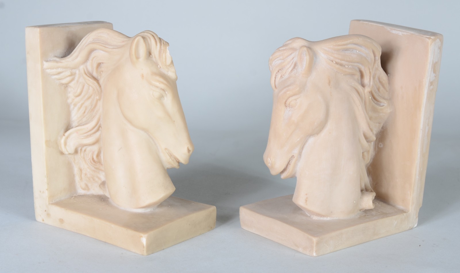 Par de serre livres com figura de cavalo de resina. - foto 3 de 9