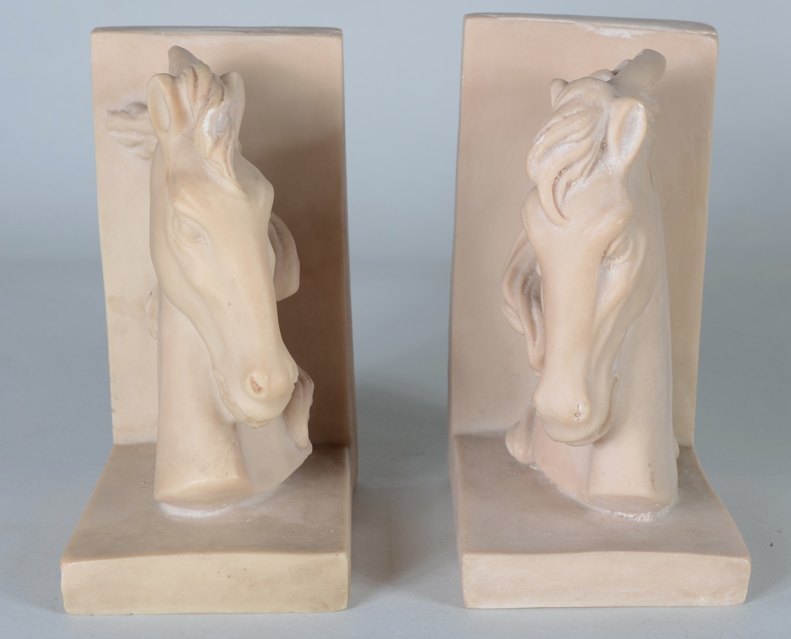 Par de serre livres com figura de cavalo de resina. - foto 4 de 9