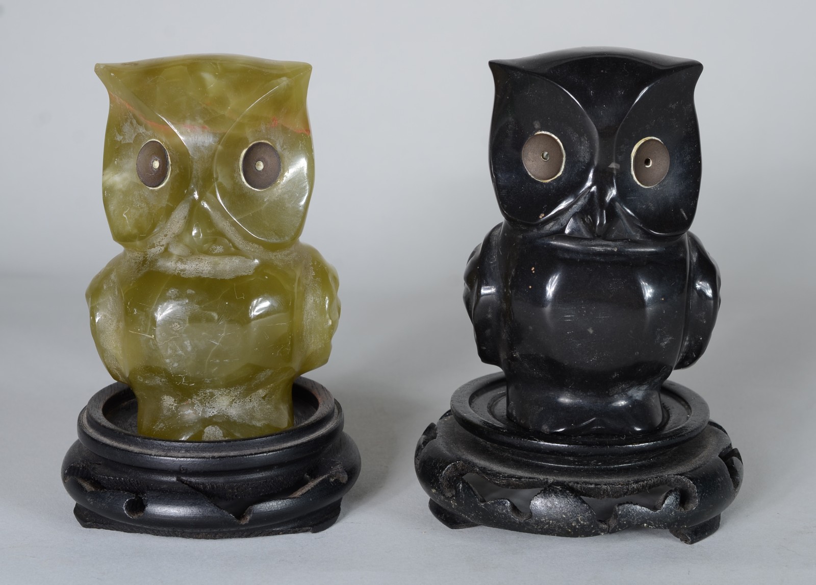Duas esculturas decorativas de pedra representando corujas, bases de... - foto 2 de 10