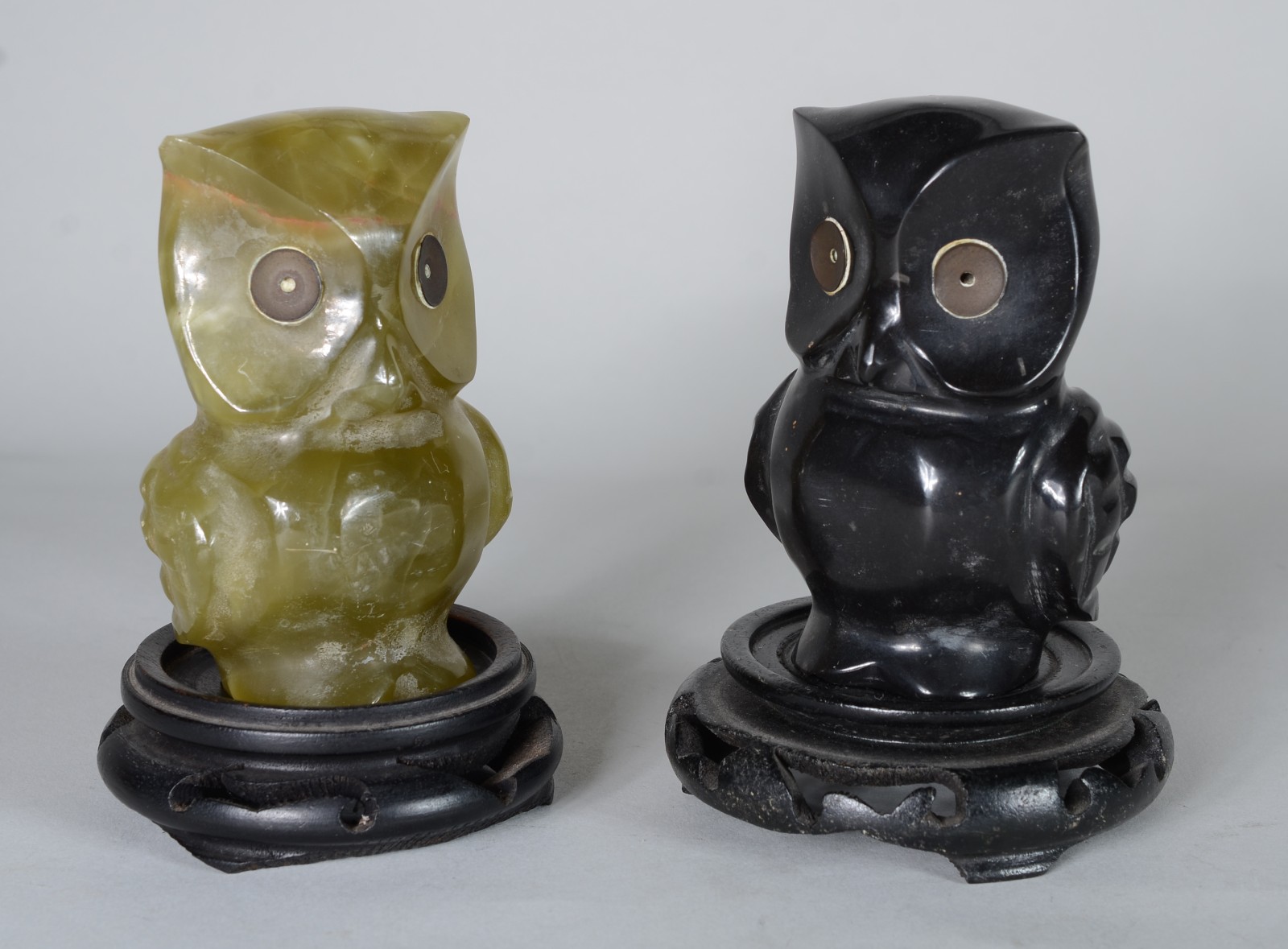 Duas esculturas decorativas de pedra representando corujas, bases de... - foto 1 de 10
