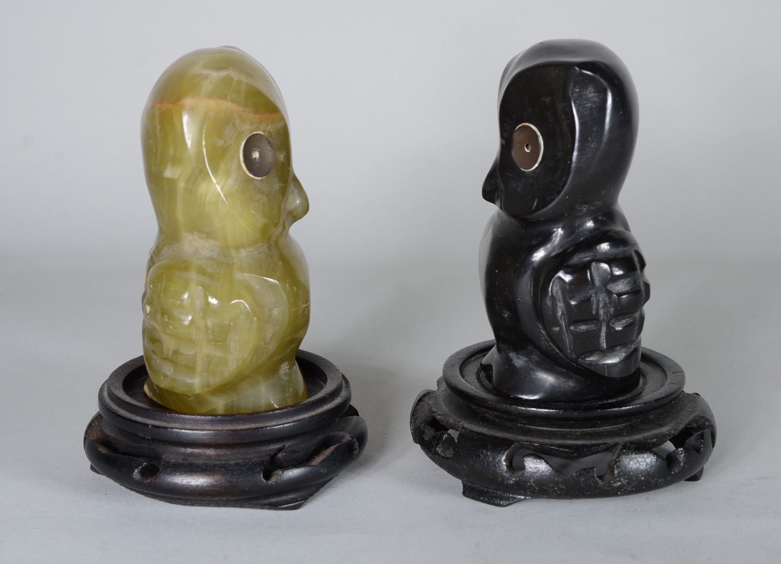 Duas esculturas decorativas de pedra representando corujas, bases de... - foto 3 de 10