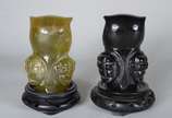 Duas esculturas decorativas de pedra representa... - Duas esculturas decorativas de pedra representando corujas, bases de madeira.