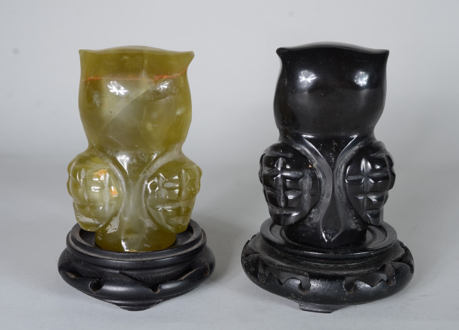 Duas esculturas decorativas de pedra representando corujas, bases de... - foto 4 de 10