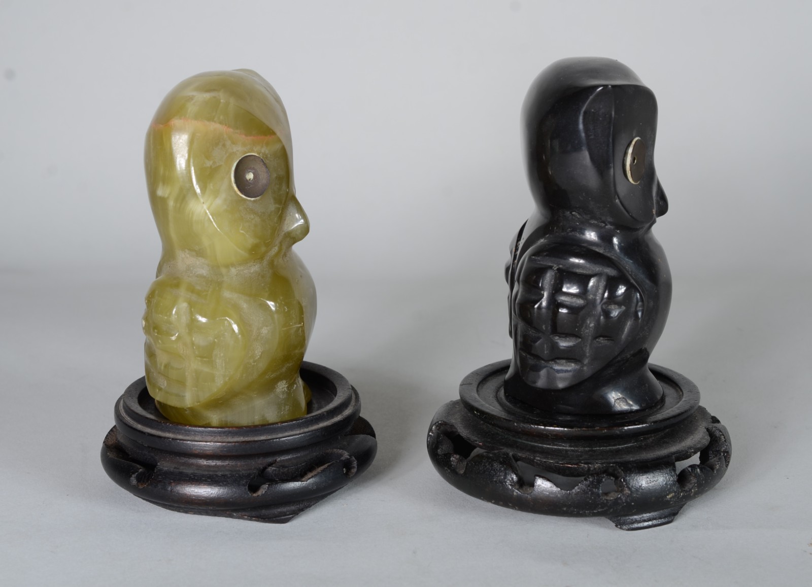 Duas esculturas decorativas de pedra representando corujas, bases de... - foto 6 de 10
