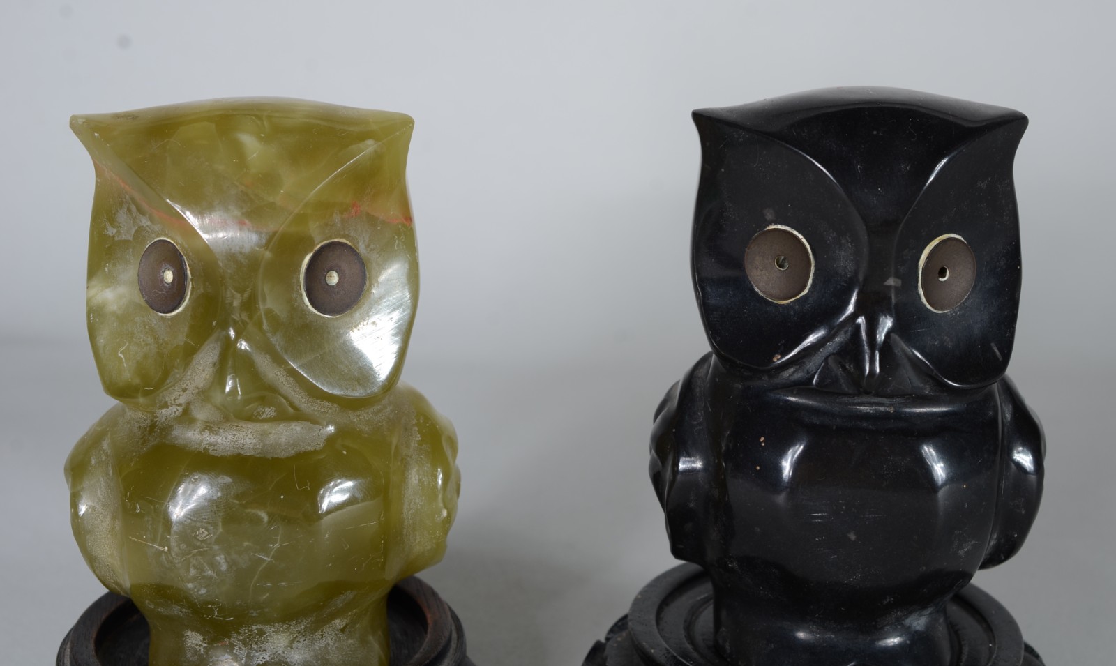 Duas esculturas decorativas de pedra representando corujas, bases de... - foto 7 de 10
