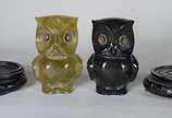 Duas esculturas decorativas de pedra representa... - Duas esculturas decorativas de pedra representando corujas, bases de madeira.