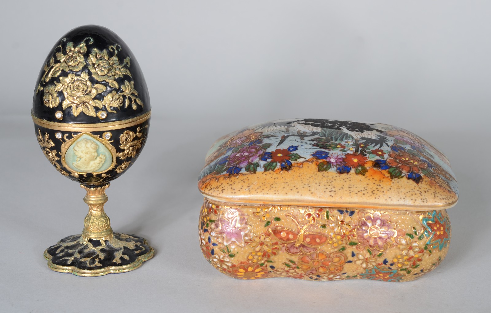 Duas caixas, sendo uma de porcelana oriental e uma de metal com... - foto 1 de 11
