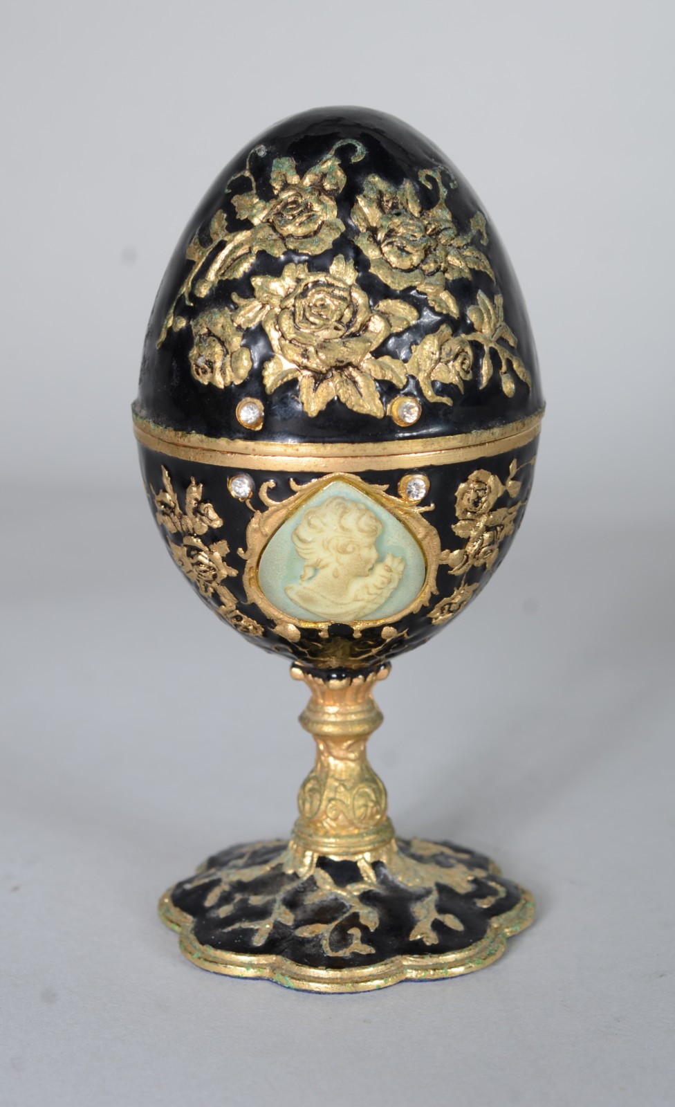 Duas caixas, sendo uma de porcelana oriental e uma de metal com... - foto 2 de 11