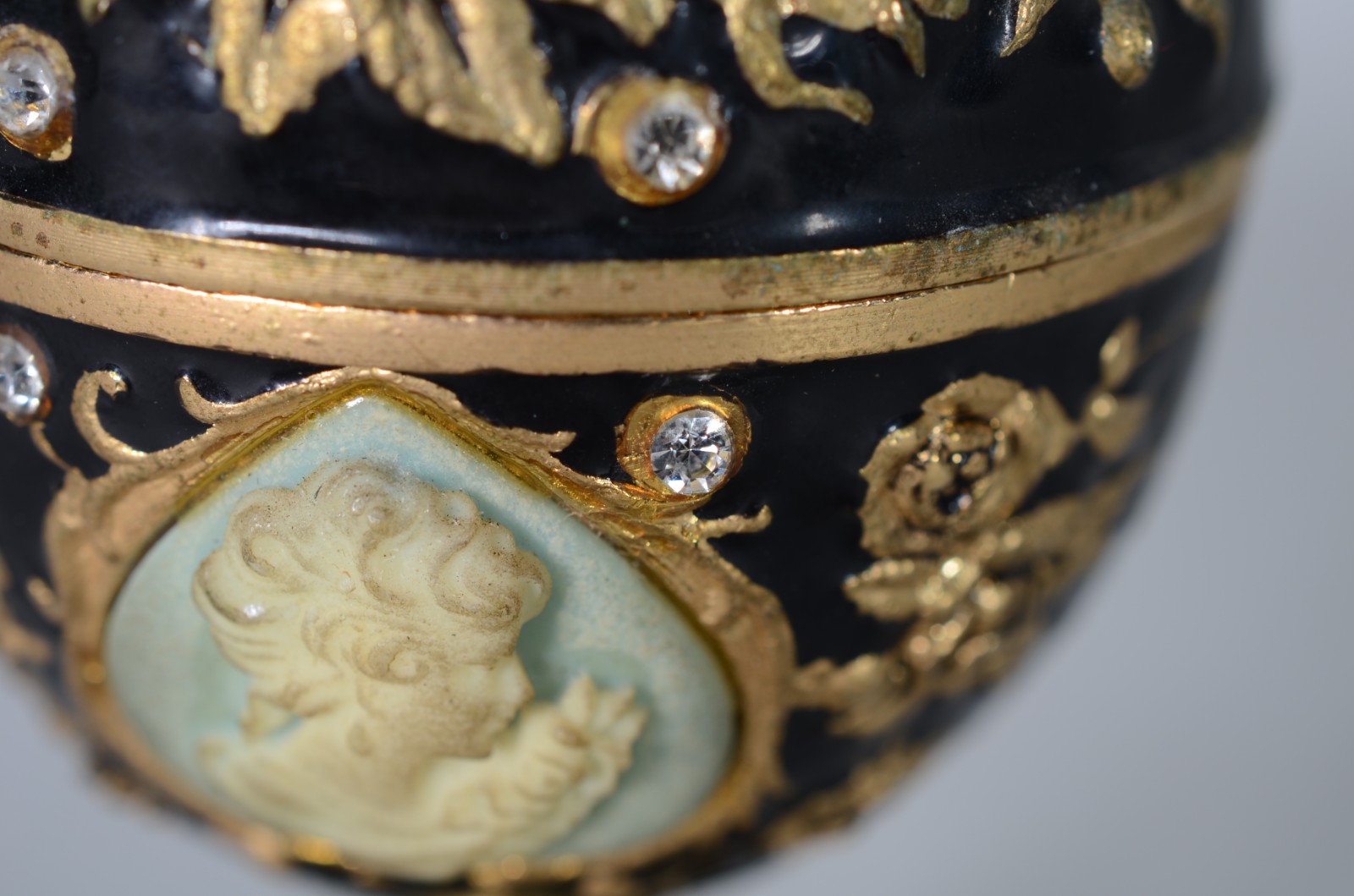 Duas caixas, sendo uma de porcelana oriental e uma de metal com... - foto 3 de 11
