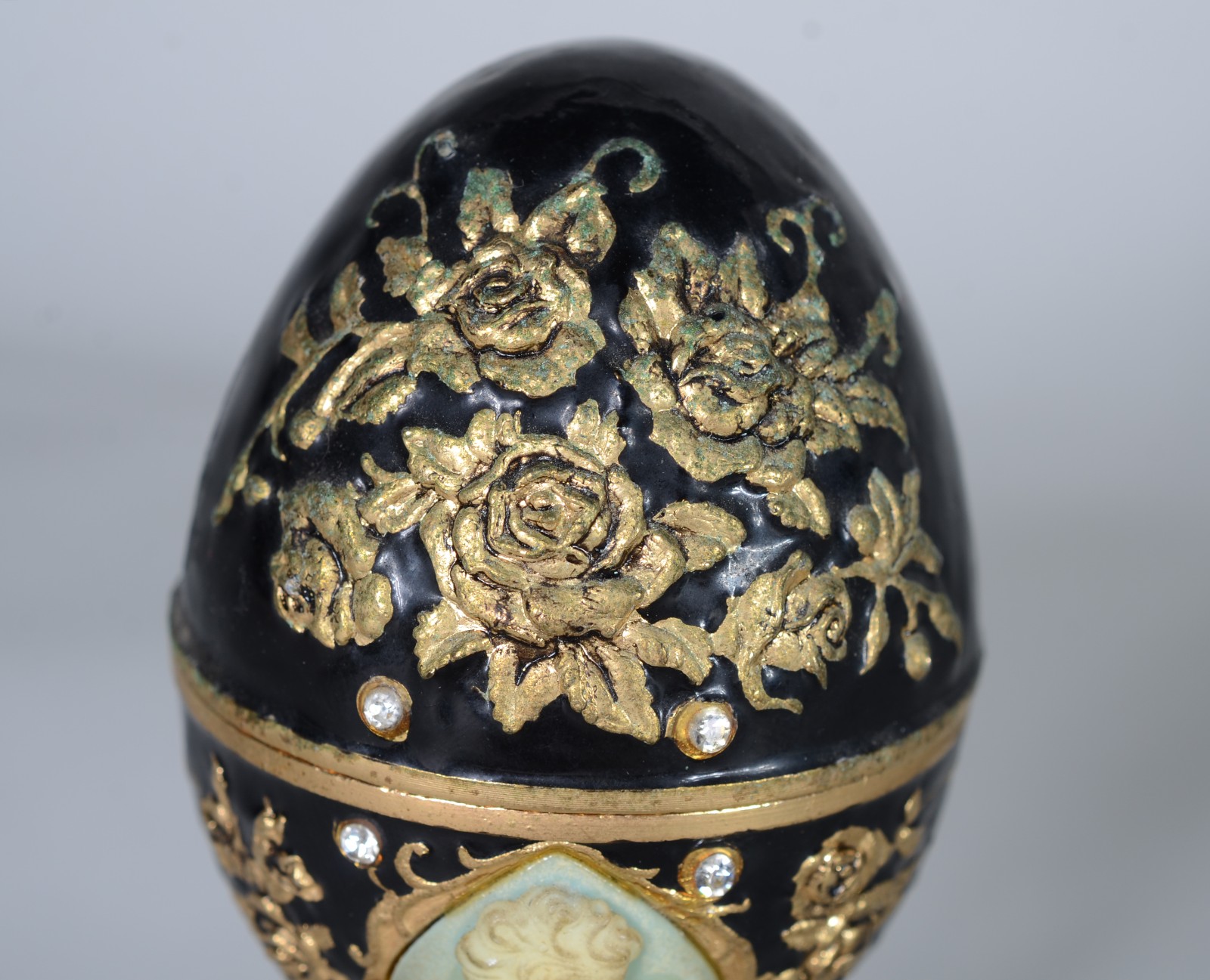 Duas caixas, sendo uma de porcelana oriental e uma de metal com... - foto 4 de 11