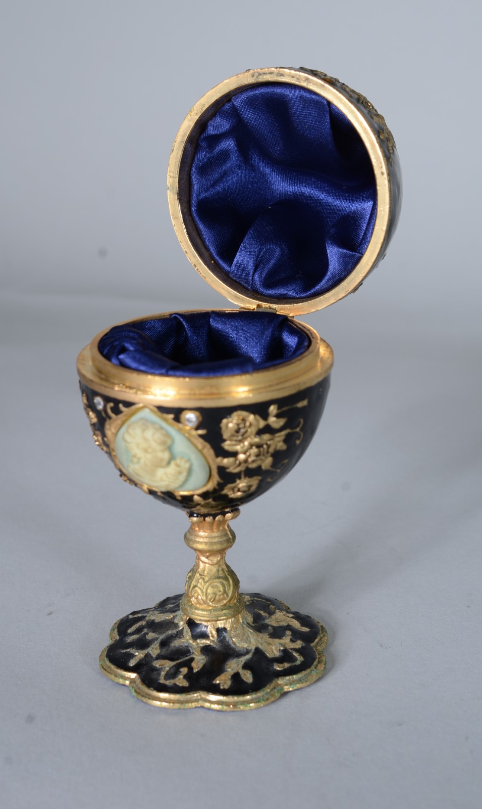 Duas caixas, sendo uma de porcelana oriental e uma de metal com... - foto 5 de 11