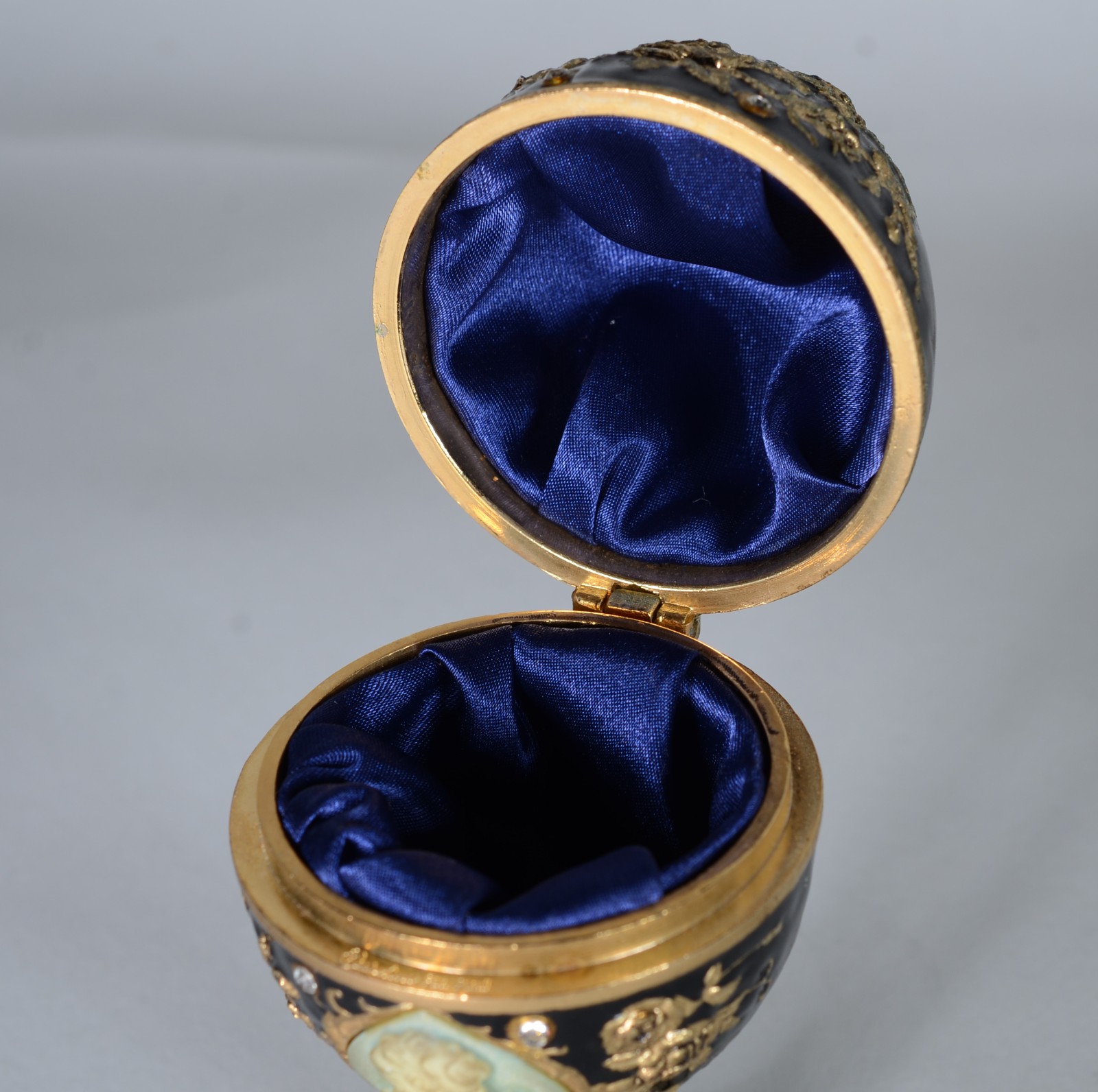 Duas caixas, sendo uma de porcelana oriental e uma de metal com... - foto 6 de 11