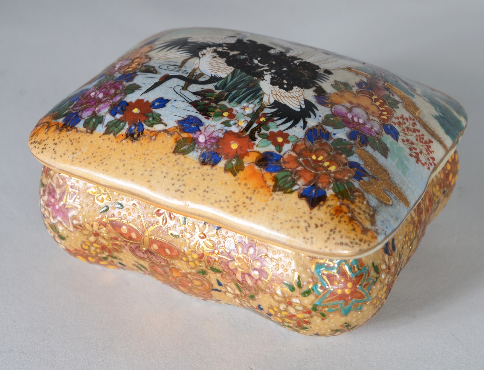 Duas caixas, sendo uma de porcelana oriental e uma de metal com... - foto 7 de 11
