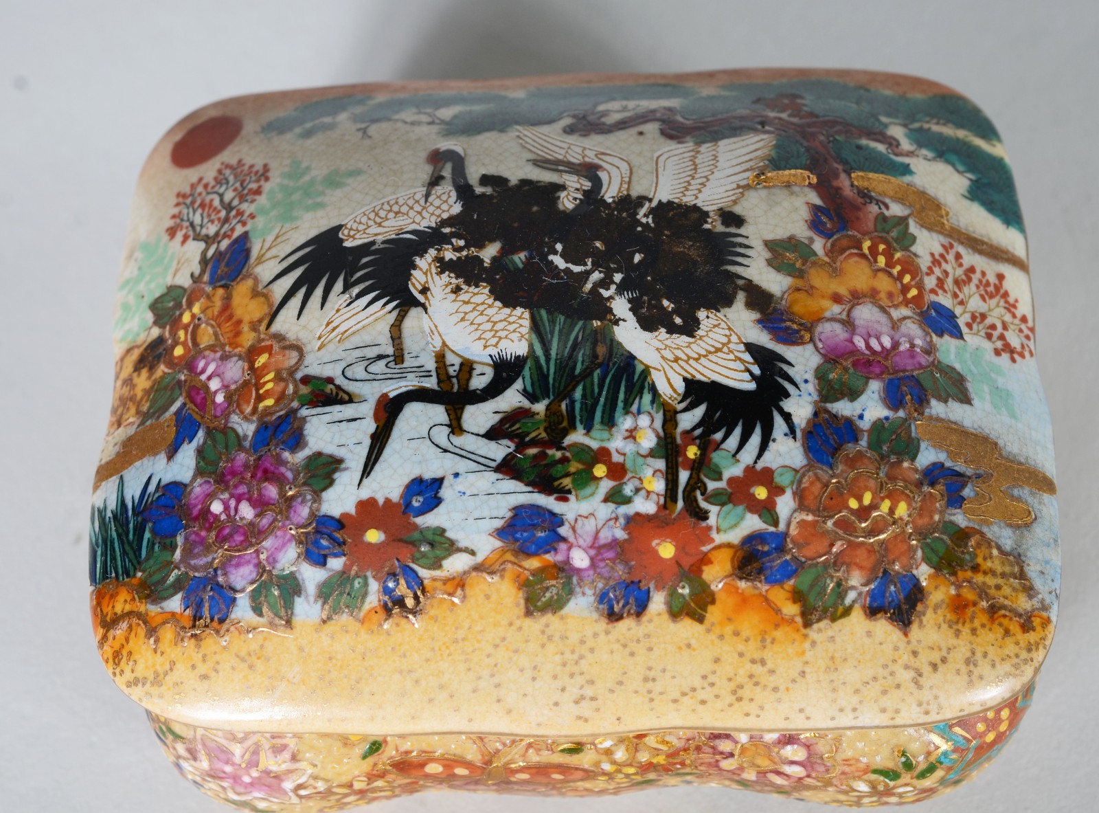 Duas caixas, sendo uma de porcelana oriental e uma de metal com... - foto 8 de 11
