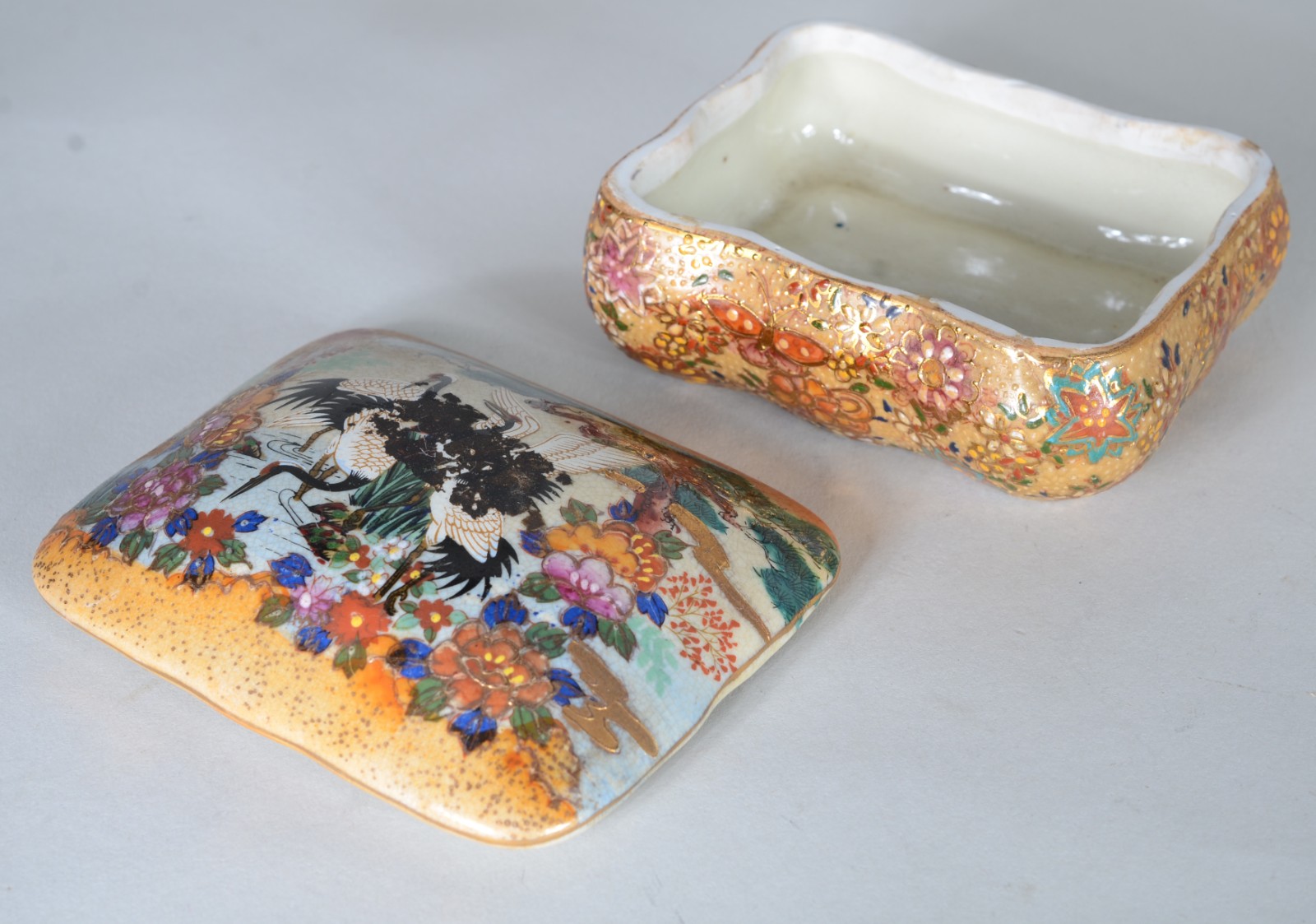 Duas caixas, sendo uma de porcelana oriental e uma de metal com... - foto 9 de 11
