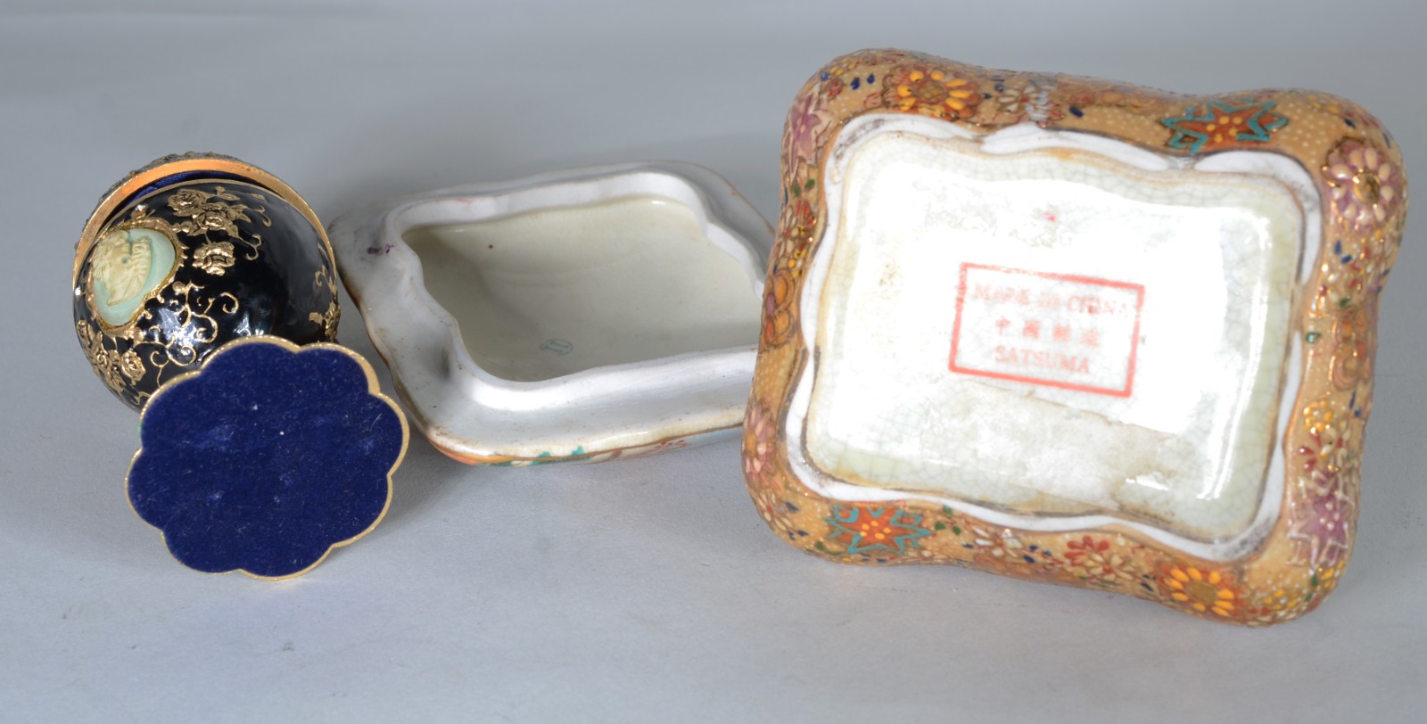 Duas caixas, sendo uma de porcelana oriental e uma de metal com... - foto 10 de 11