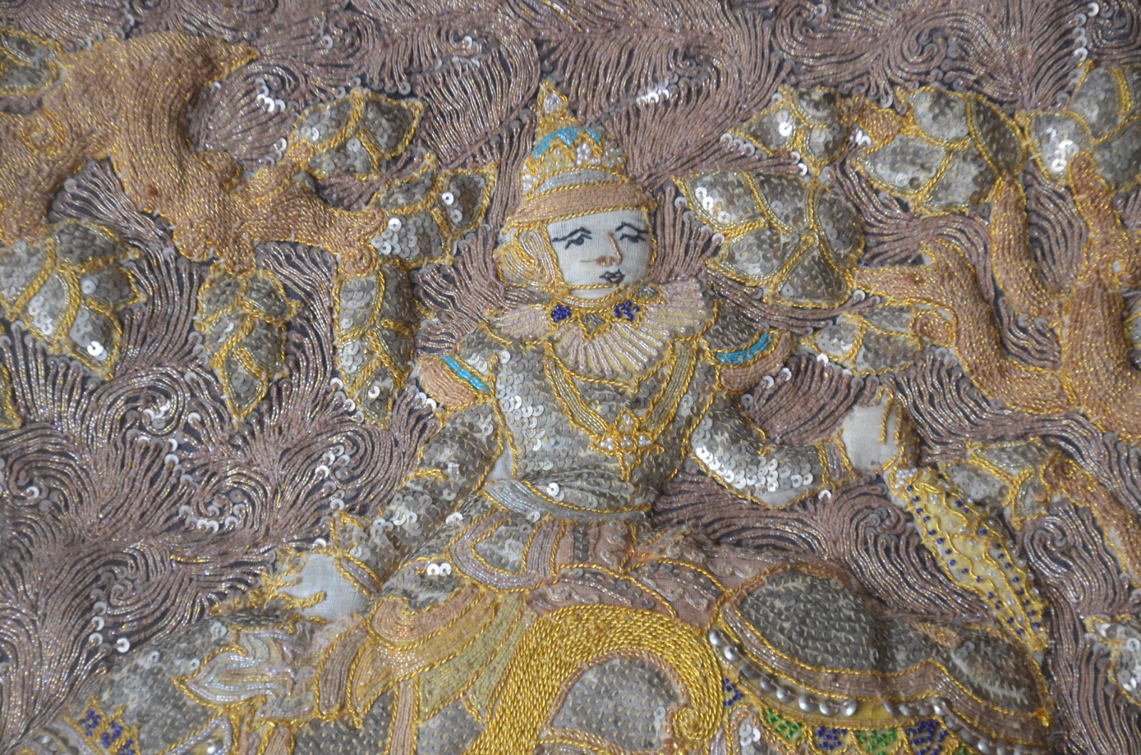 Tapeçaria indiana com figuras de elefantes em relevo. - foto 4 de 11