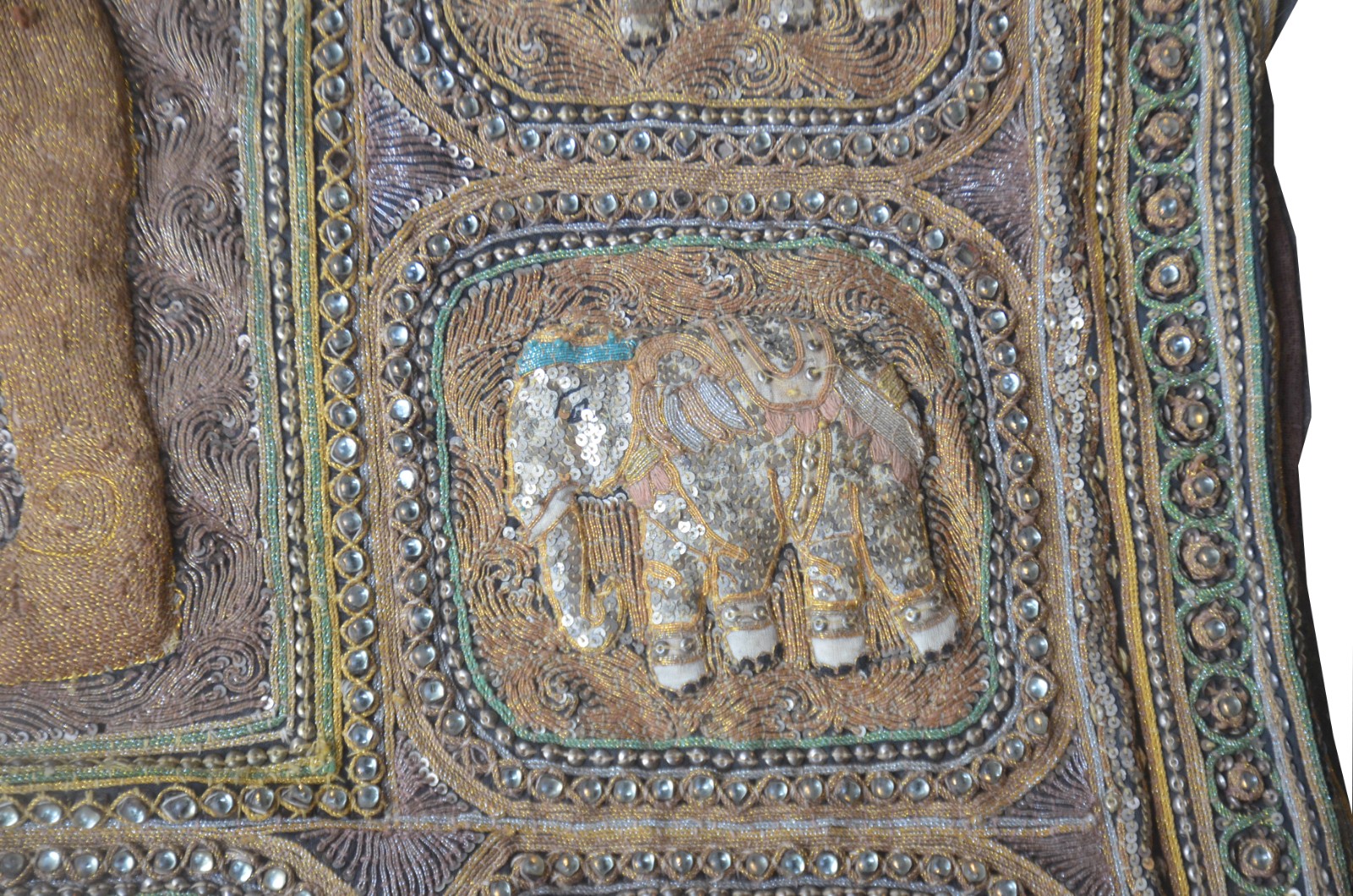 Tapeçaria indiana com figuras de elefantes em relevo. - foto 5 de 11
